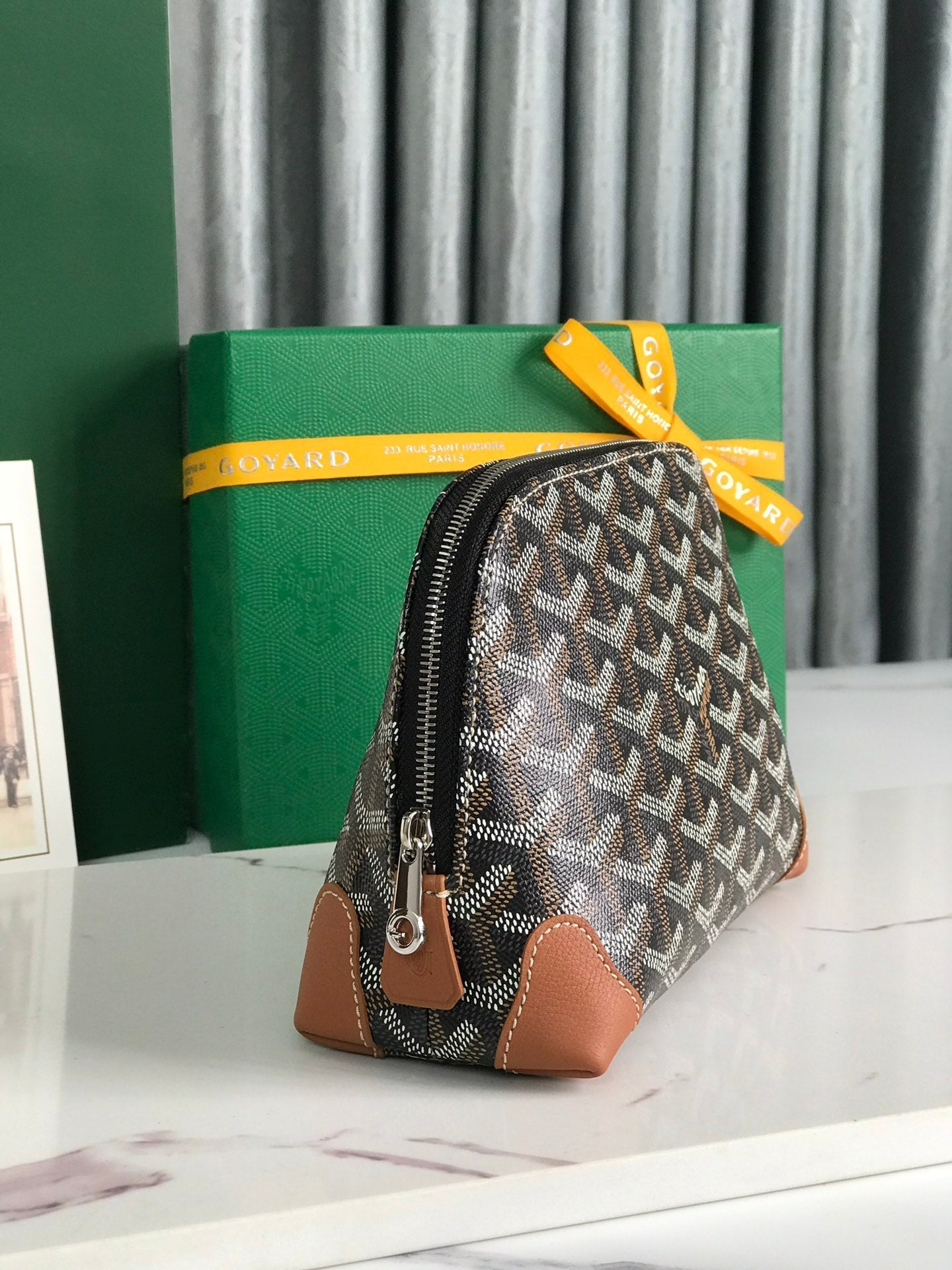 TROUSSE À COSMÉTIQUES VENDÔME 17 EN TOILE GOYARDINE NOIRE ET GARNITURES EN CUIR DE VEAU BRUN