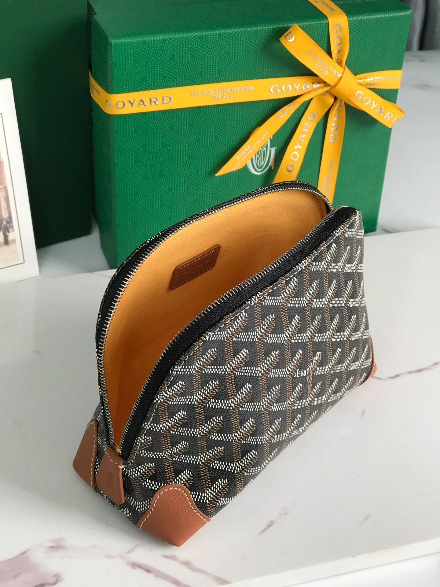 TROUSSE À COSMÉTIQUES VENDÔME 17 EN TOILE GOYARDINE NOIRE ET GARNITURES EN CUIR DE VEAU BRUN