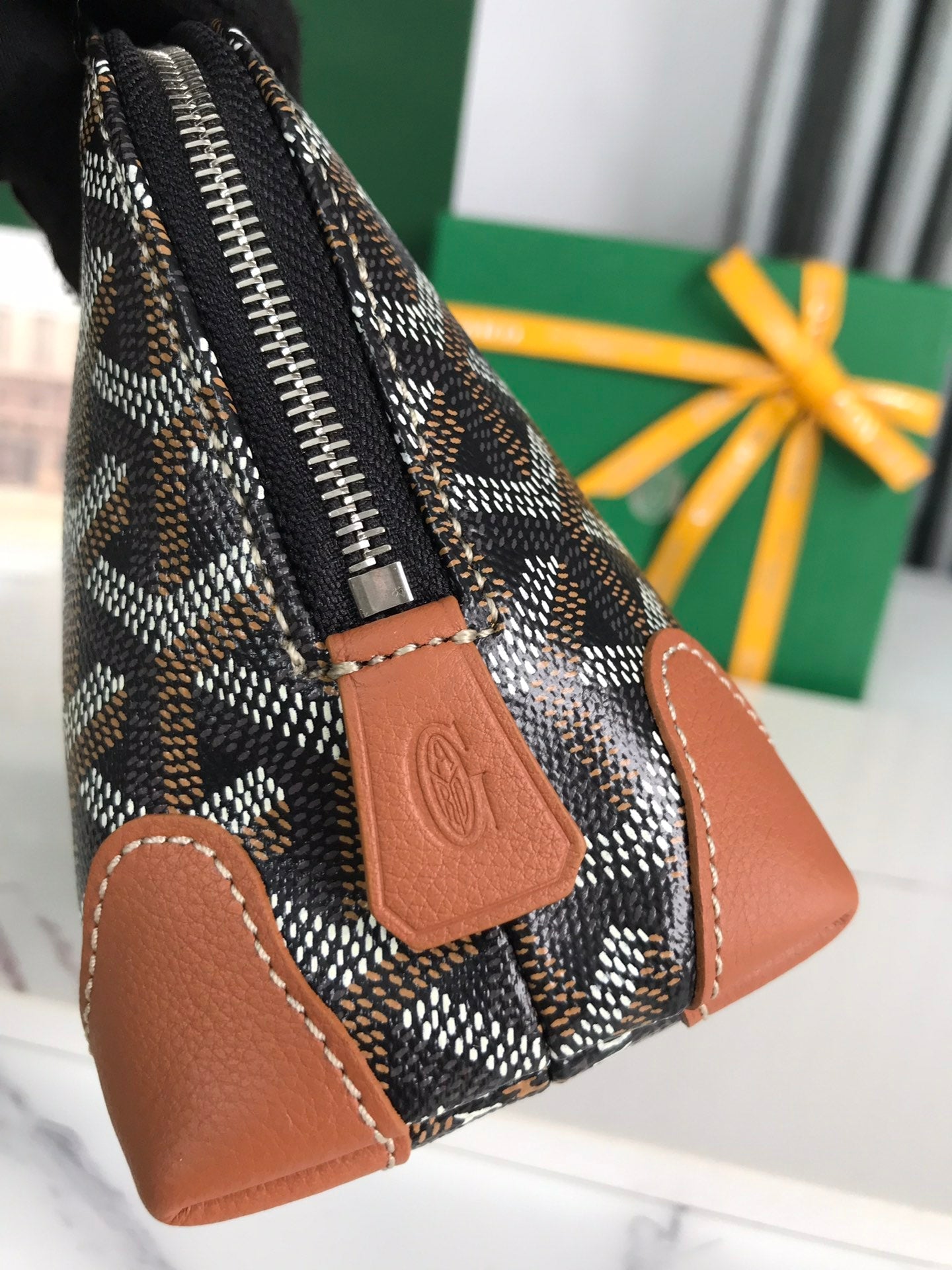 TROUSSE À COSMÉTIQUES VENDÔME 17 EN TOILE GOYARDINE NOIRE ET GARNITURES EN CUIR DE VEAU BRUN