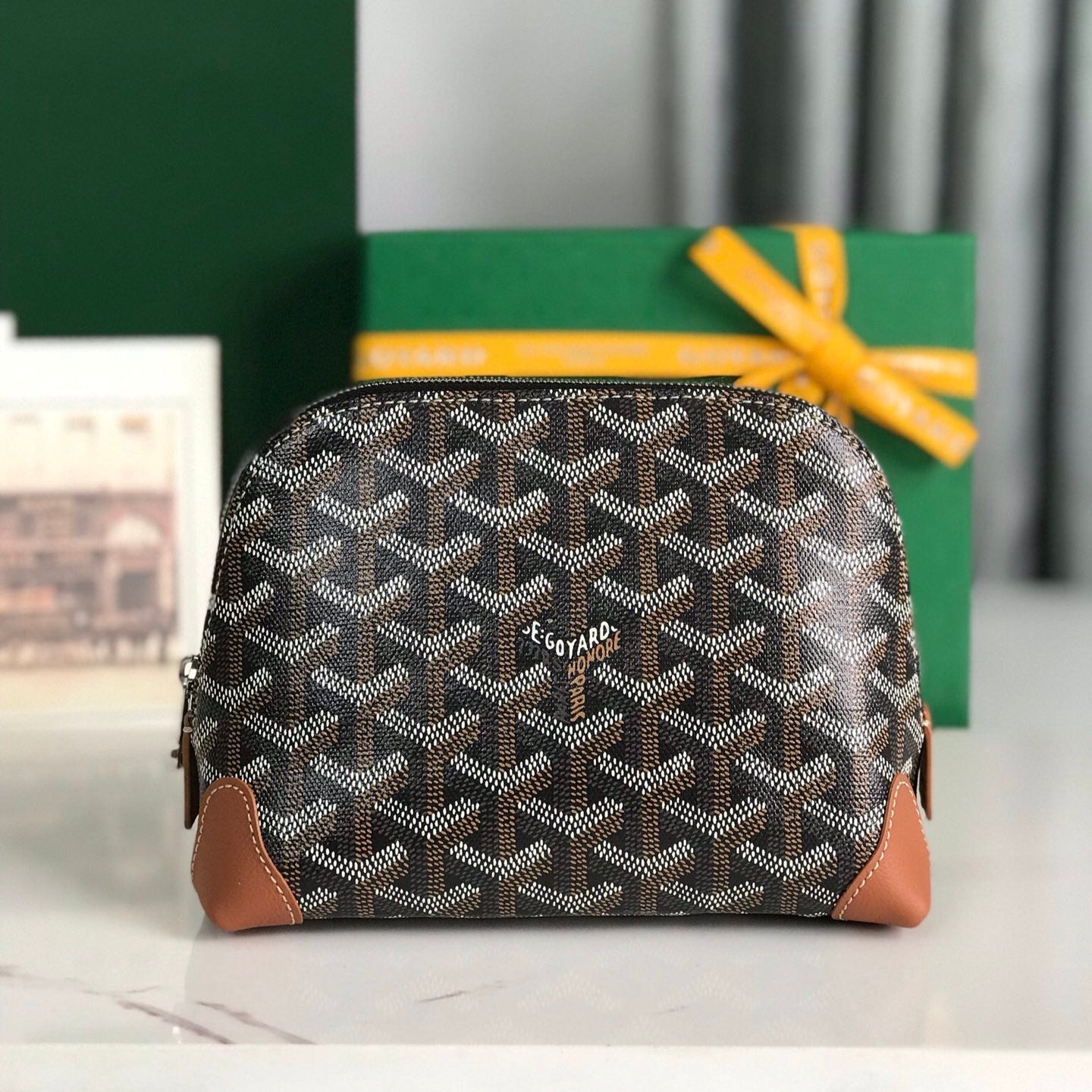 TROUSSE À COSMÉTIQUES VENDÔME 17 EN TOILE GOYARDINE NOIRE ET GARNITURES EN CUIR DE VEAU BRUN