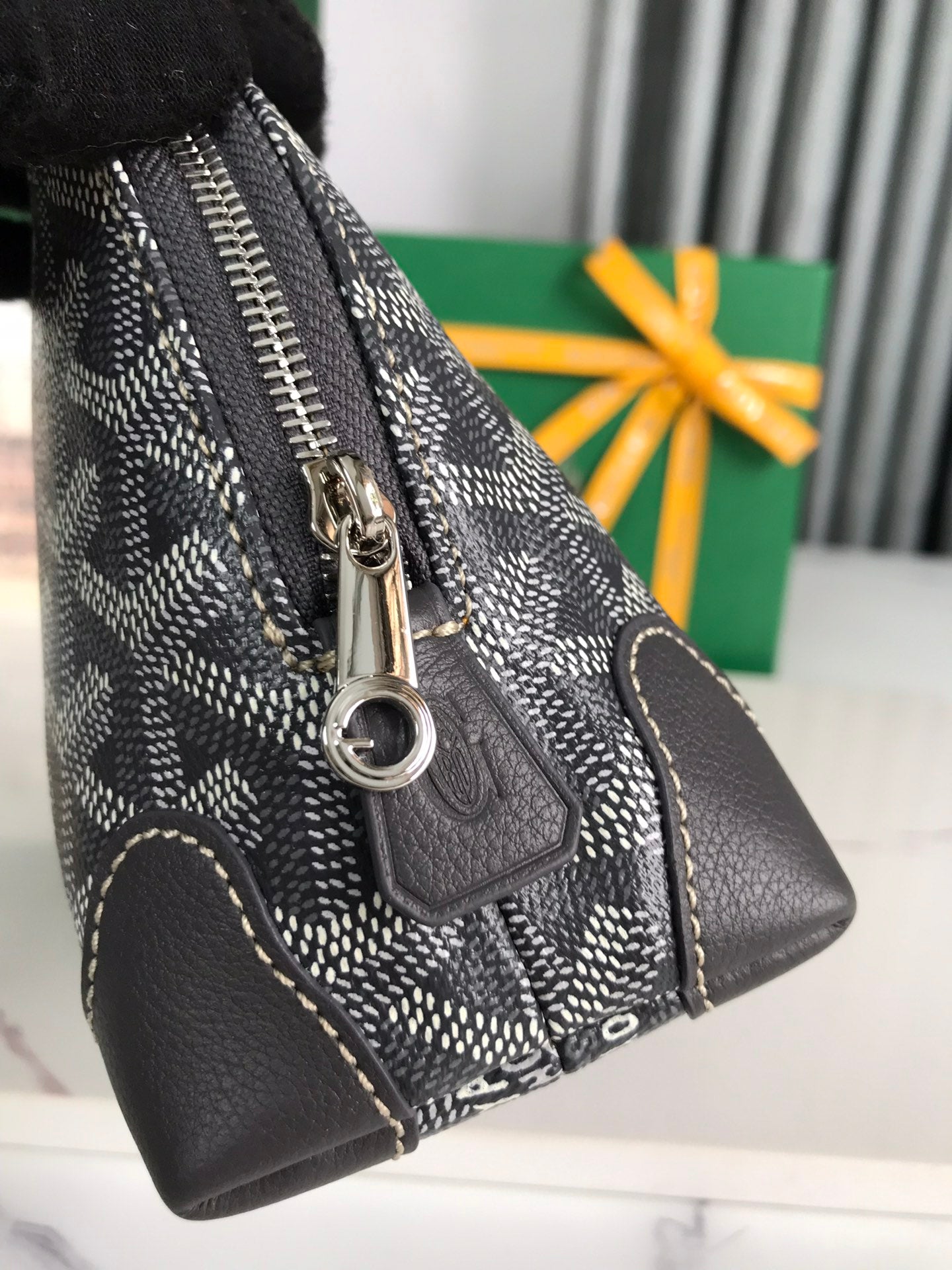 TROUSSE À COSMÉTIQUES VENDÔME 17 EN TOILE GOYARDINE GRIS NOIR ET GARNITURES EN CUIR DE VEAU