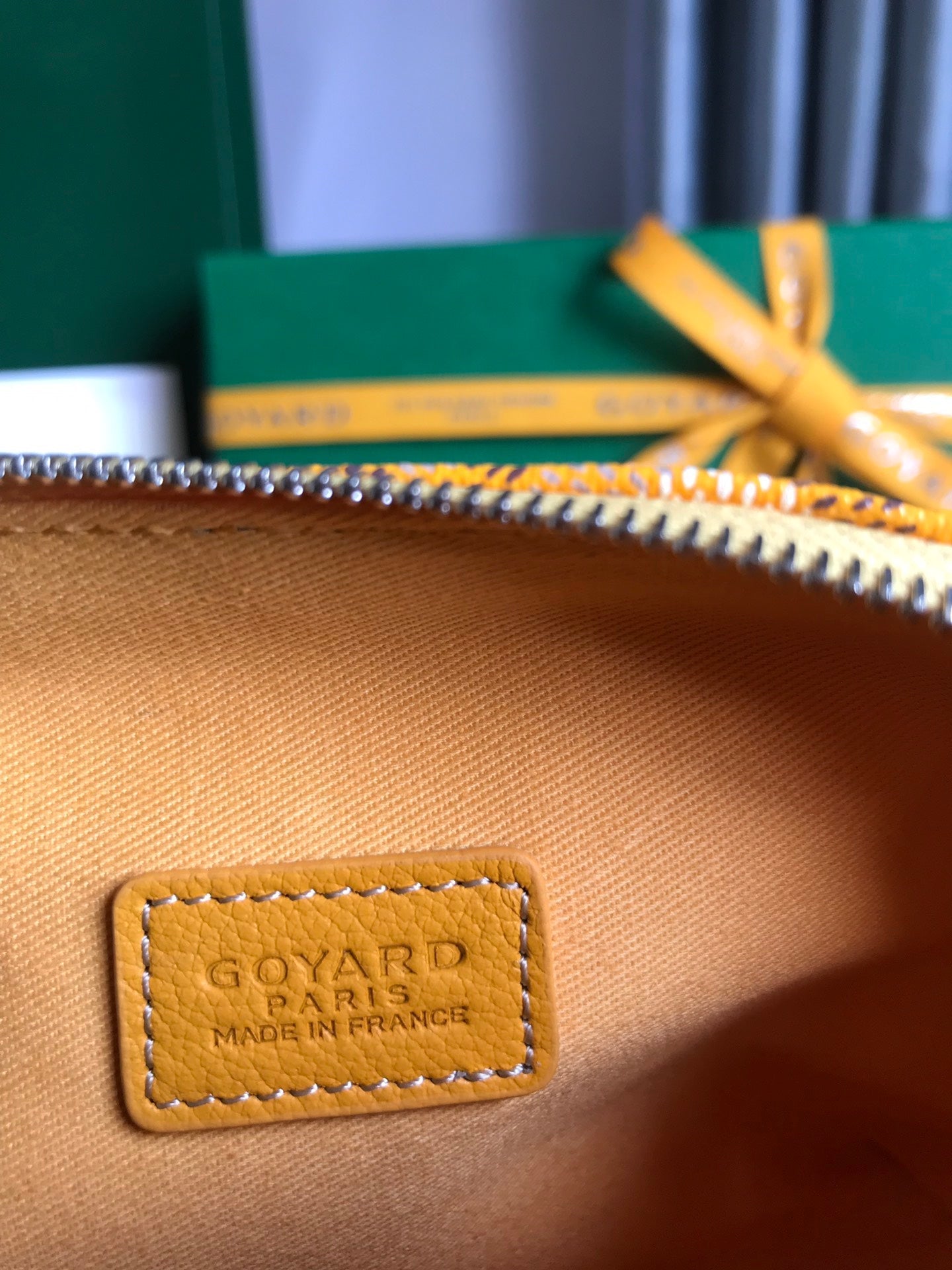 TROUSSE À COSMÉTIQUES VENDÔME 17 EN TOILE GOYARDINE JAUNE ET GARNITURES EN CUIR DE VEAU