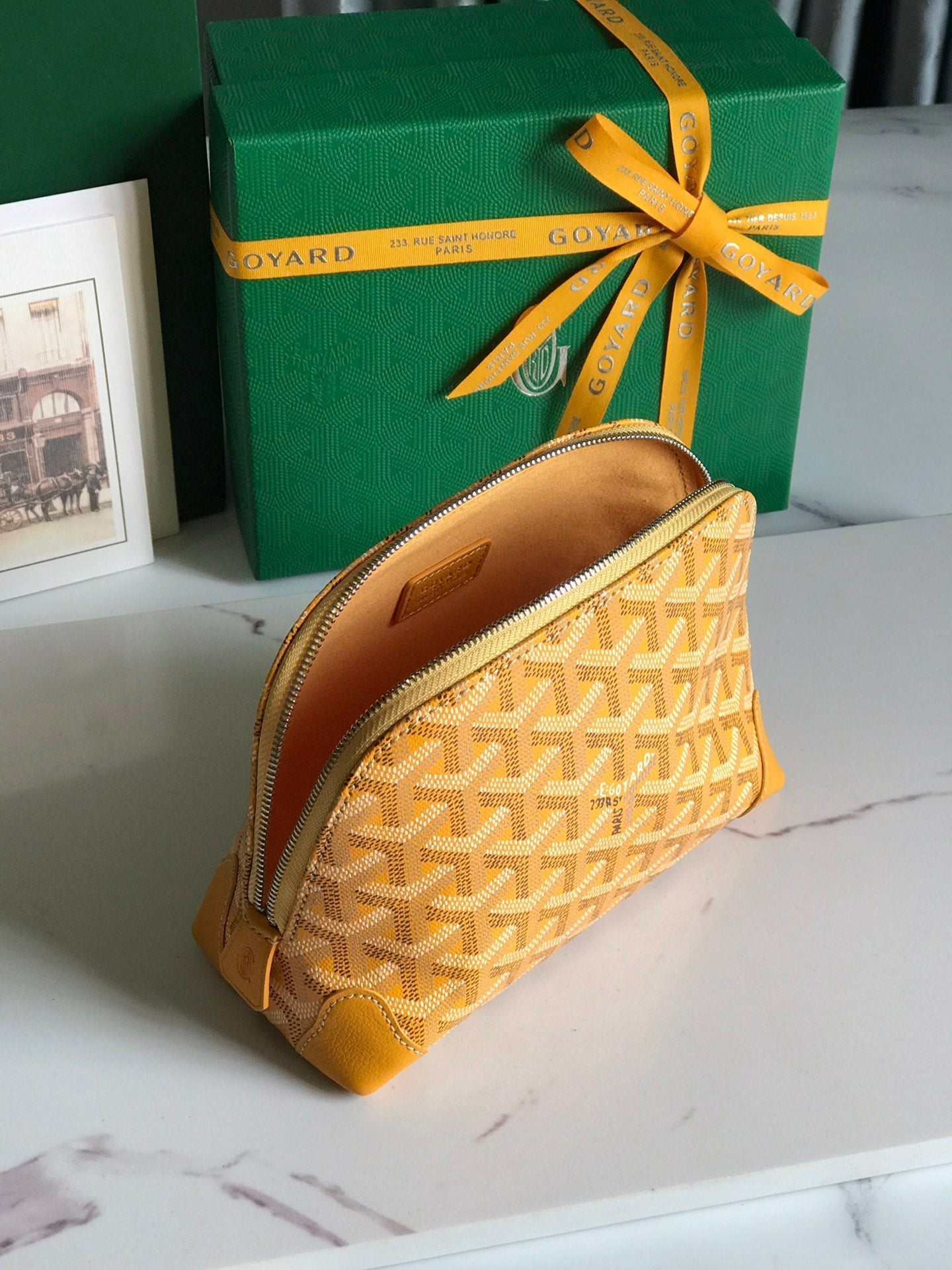 TROUSSE À COSMÉTIQUES VENDÔME 17 EN TOILE GOYARDINE JAUNE ET GARNITURES EN CUIR DE VEAU