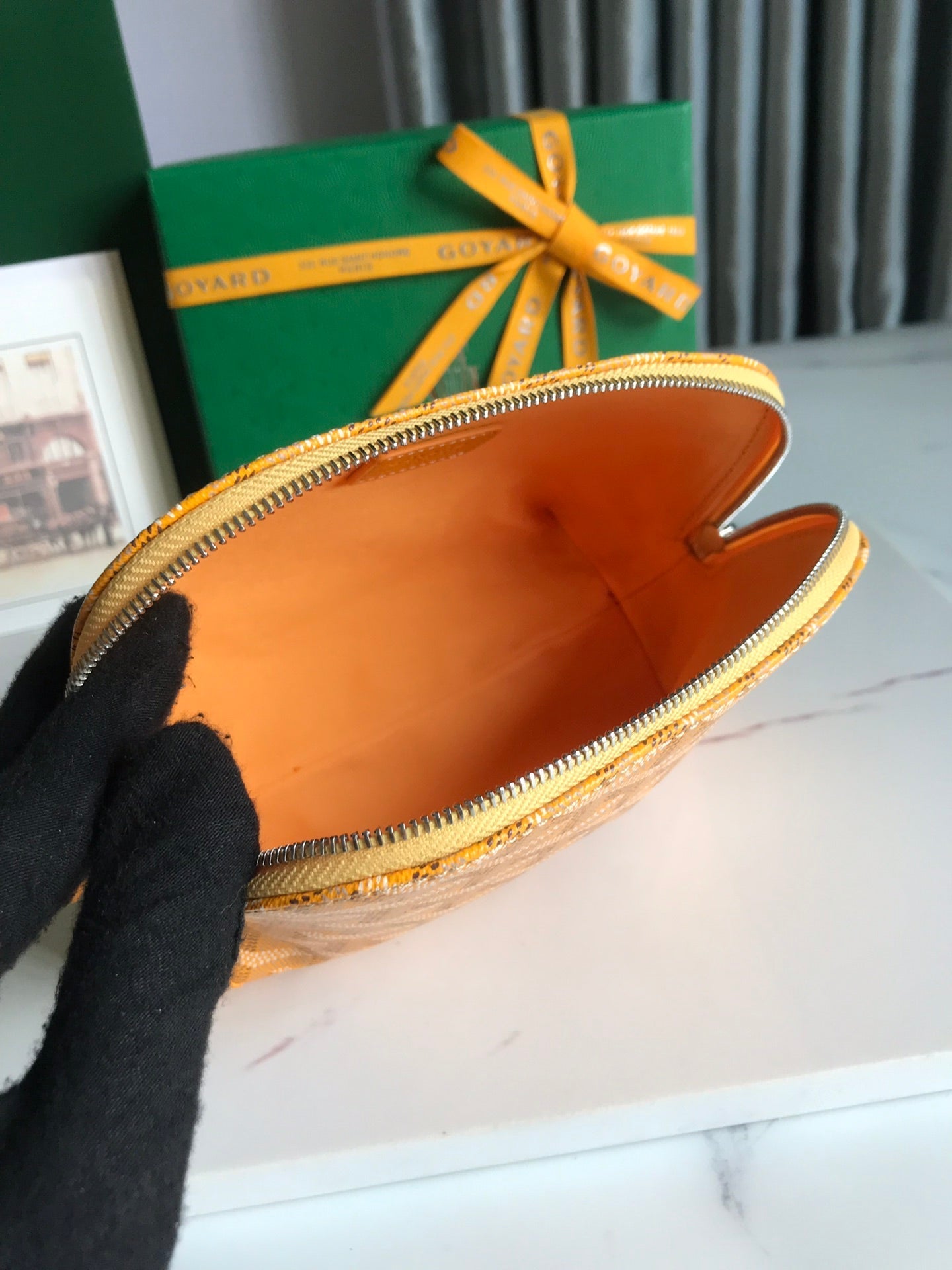 TROUSSE À COSMÉTIQUES VENDÔME 17 EN TOILE GOYARDINE JAUNE ET GARNITURES EN CUIR DE VEAU