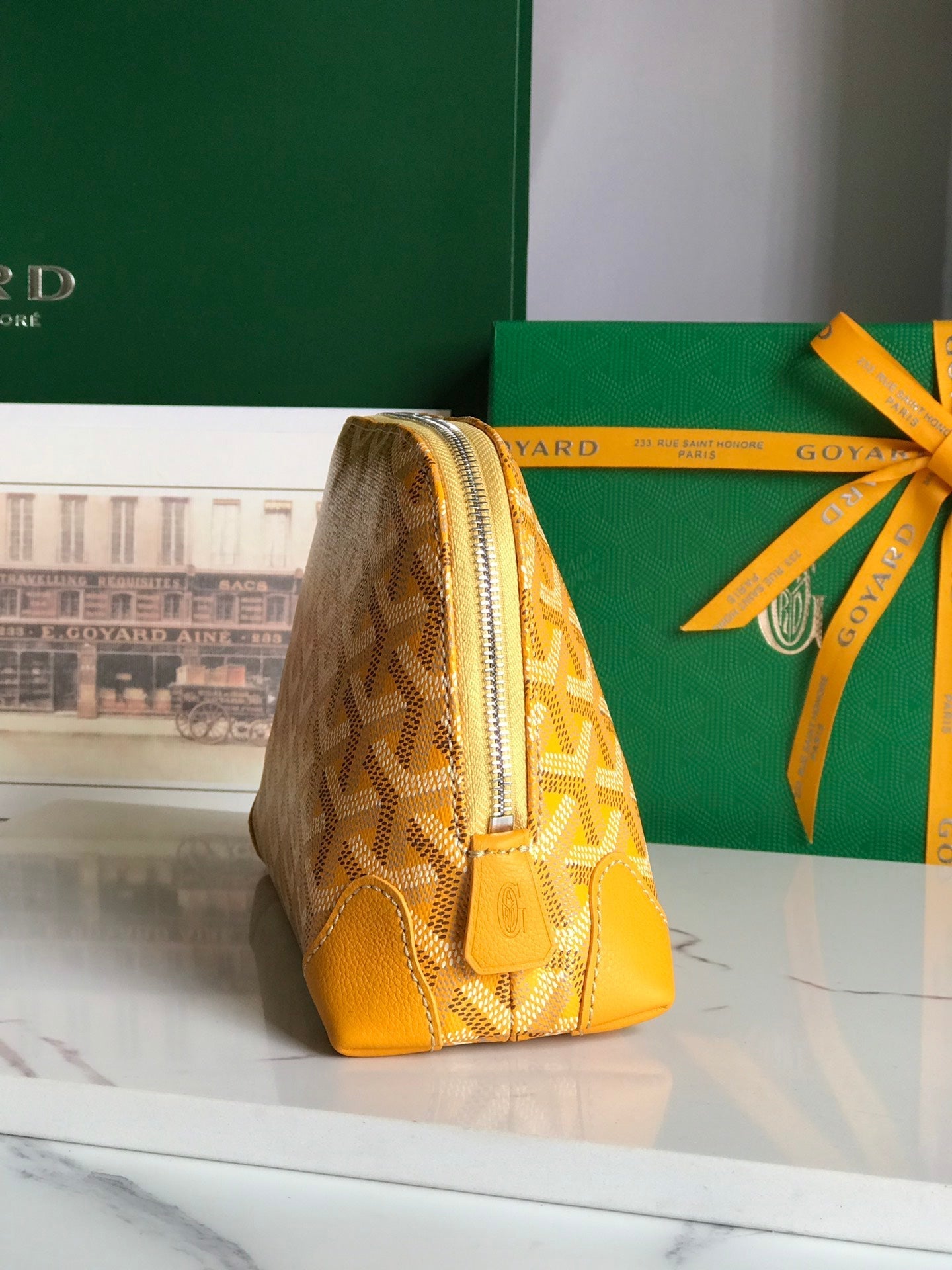 TROUSSE À COSMÉTIQUES VENDÔME 17 EN TOILE GOYARDINE JAUNE ET GARNITURES EN CUIR DE VEAU