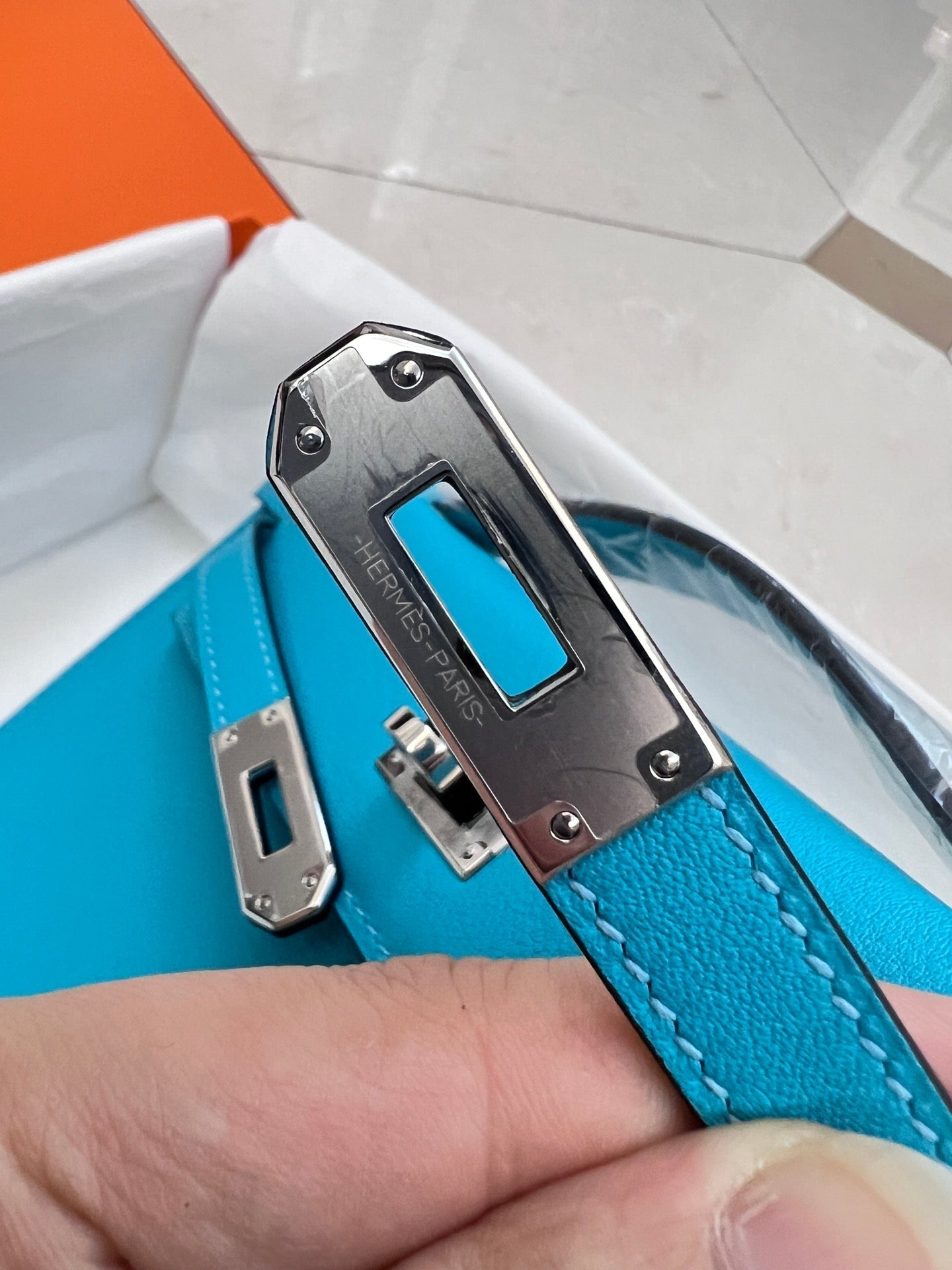 POCHETTE HM KELLY 22 CM CÉRULÉEN SWIFT QUINCAILLERIE ARGENTÉE