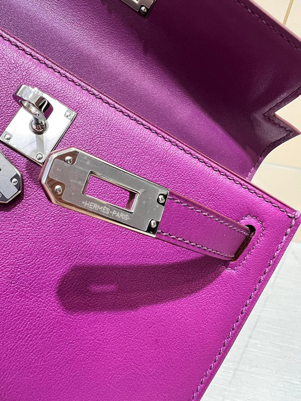 POCHETTE HM KELLY 22 CM VIOLET SWIFT QUINCAILLERIE ARGENTÉE
