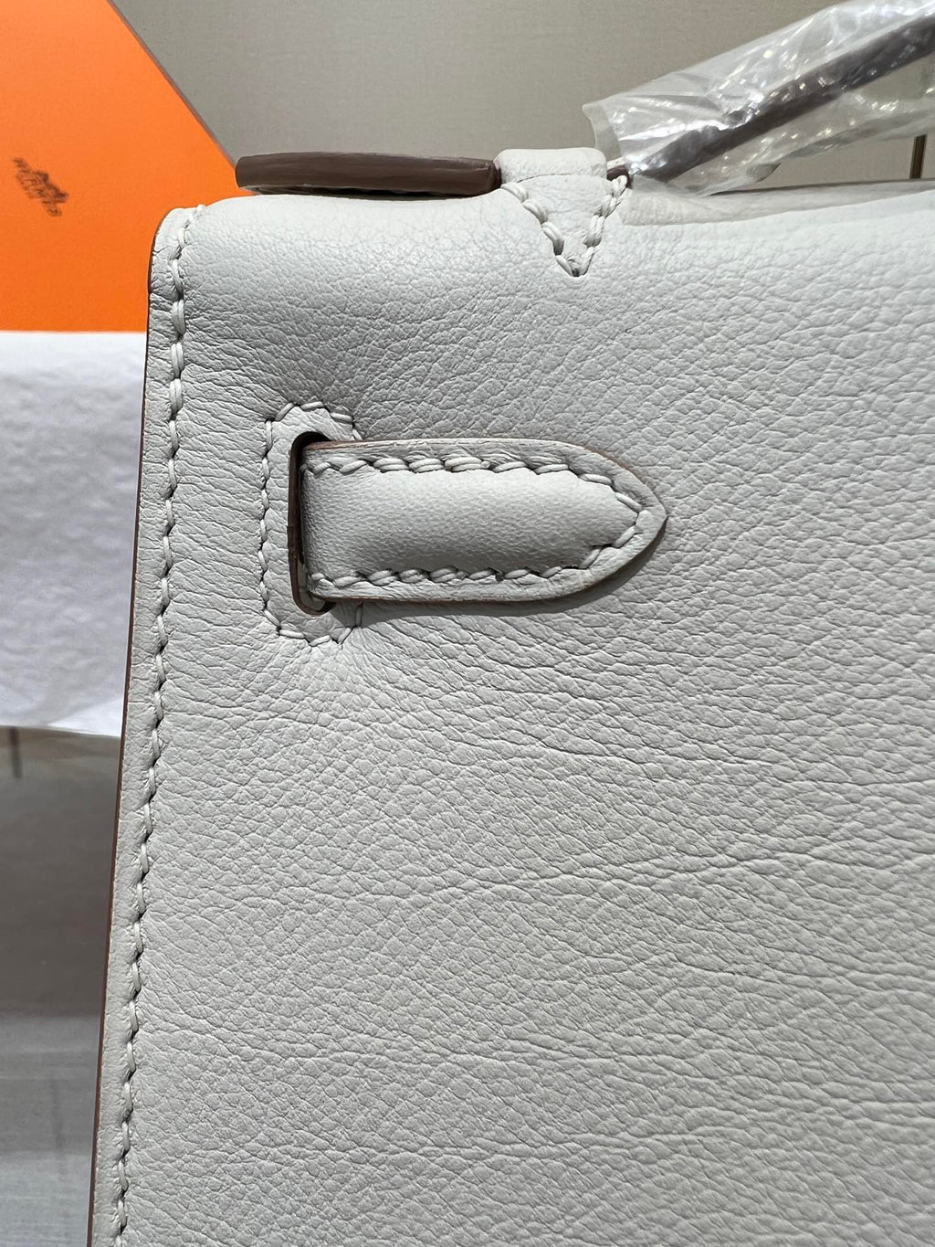 POCHETTE HM KELLY 22 CM BLANC SWIFT QUINCAILLERIE ARGENTÉE