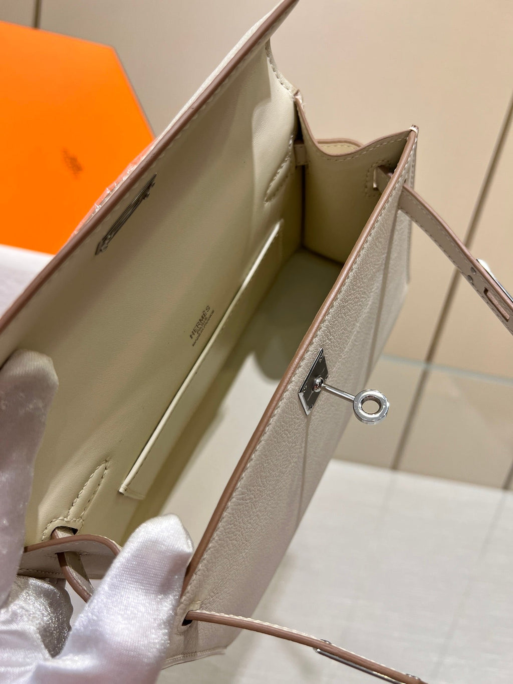 POCHETTE HM KELLY 22 CM BLANC SWIFT QUINCAILLERIE ARGENTÉE
