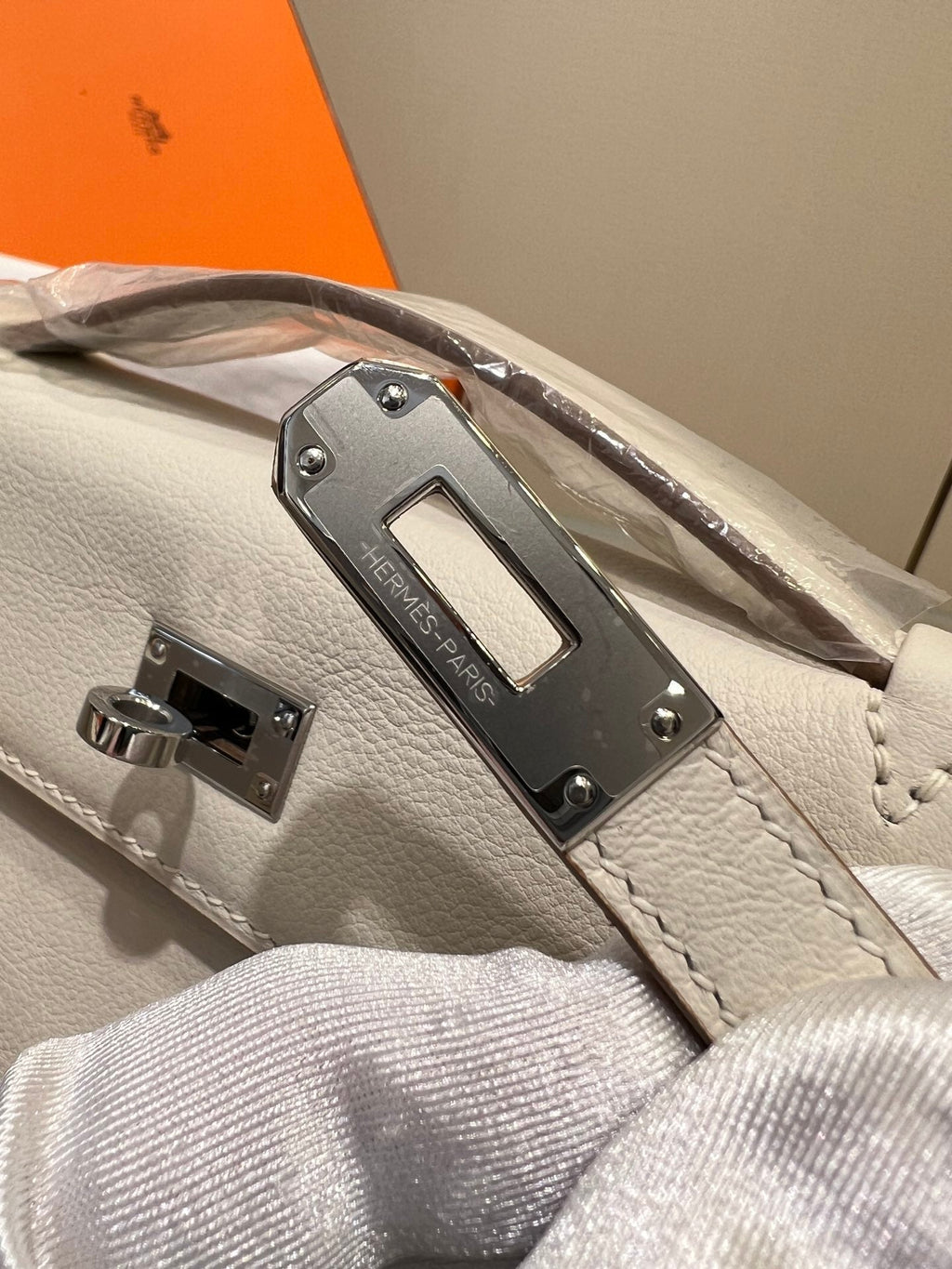 POCHETTE HM KELLY 22 CM BLANC SWIFT QUINCAILLERIE ARGENTÉE