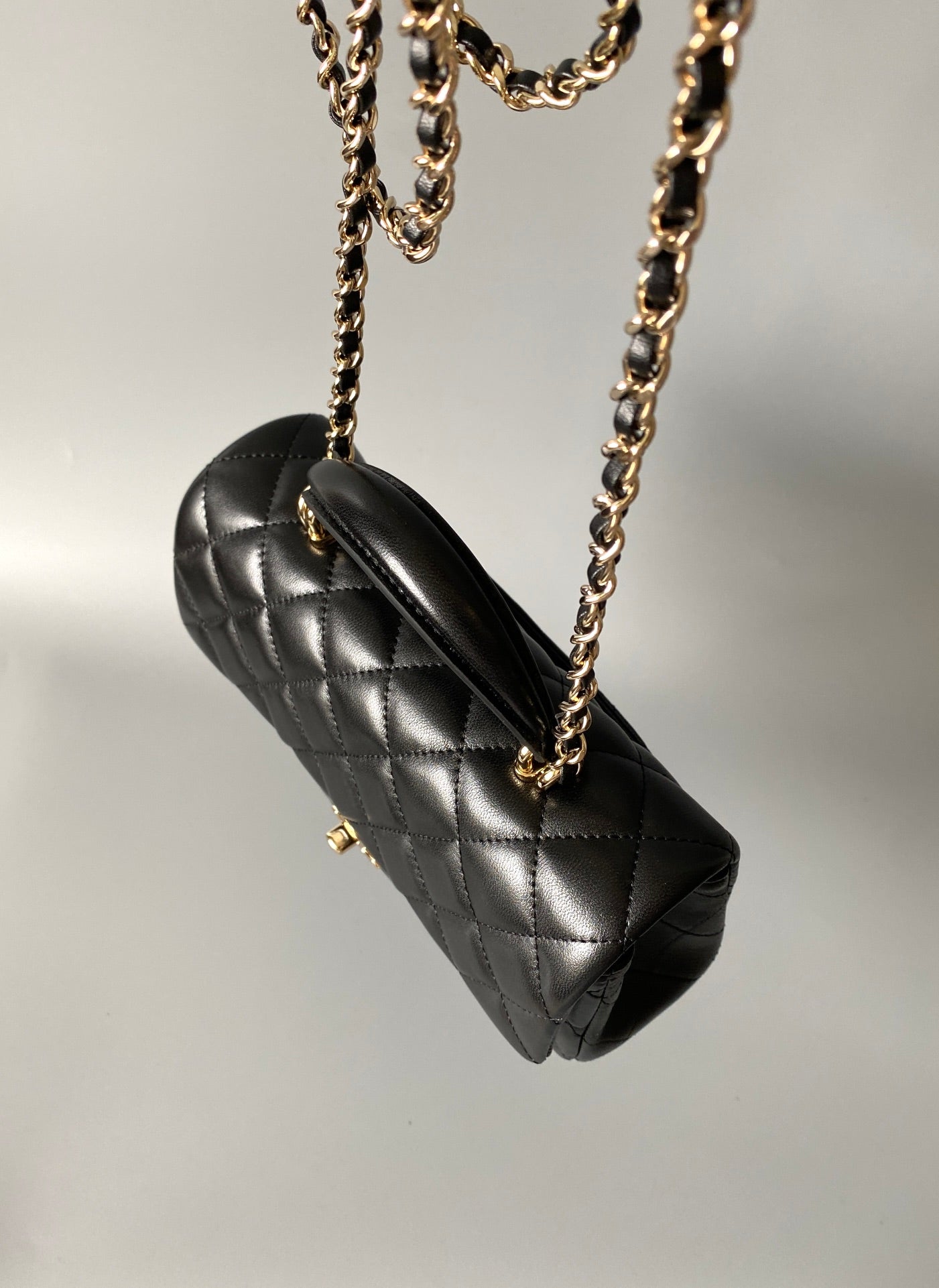 MINI SAC À RABAT AVEC POIGNÉE SUPÉRIEURE 20 CM EN CUIR D'AGNEAU NOIR ET QUINCAILLERIE DORÉ