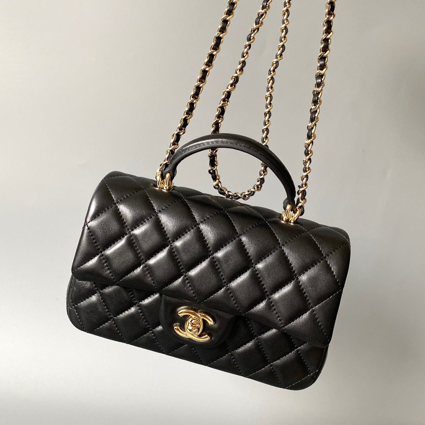 MINI SAC À RABAT AVEC POIGNÉE SUPÉRIEURE 20 CM EN CUIR D'AGNEAU NOIR ET QUINCAILLERIE DORÉ