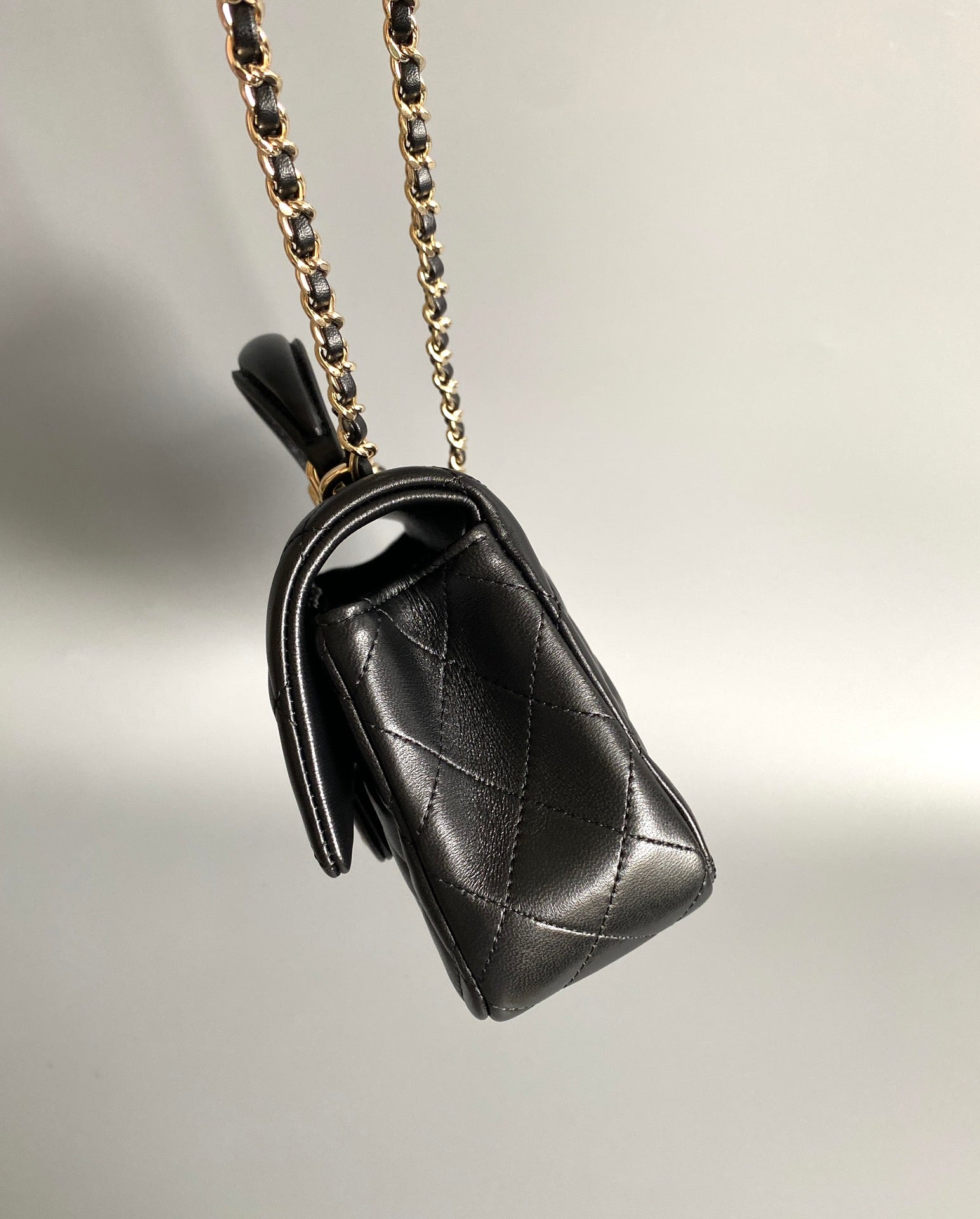 MINI SAC À RABAT AVEC POIGNÉE SUPÉRIEURE 20 CM EN CUIR D'AGNEAU NOIR ET QUINCAILLERIE DORÉ