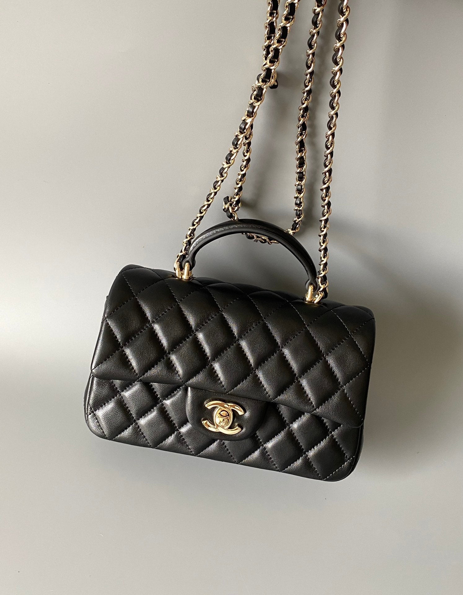 MINI SAC À RABAT AVEC POIGNÉE SUPÉRIEURE 20 CM EN CUIR D'AGNEAU NOIR ET QUINCAILLERIE DORÉ