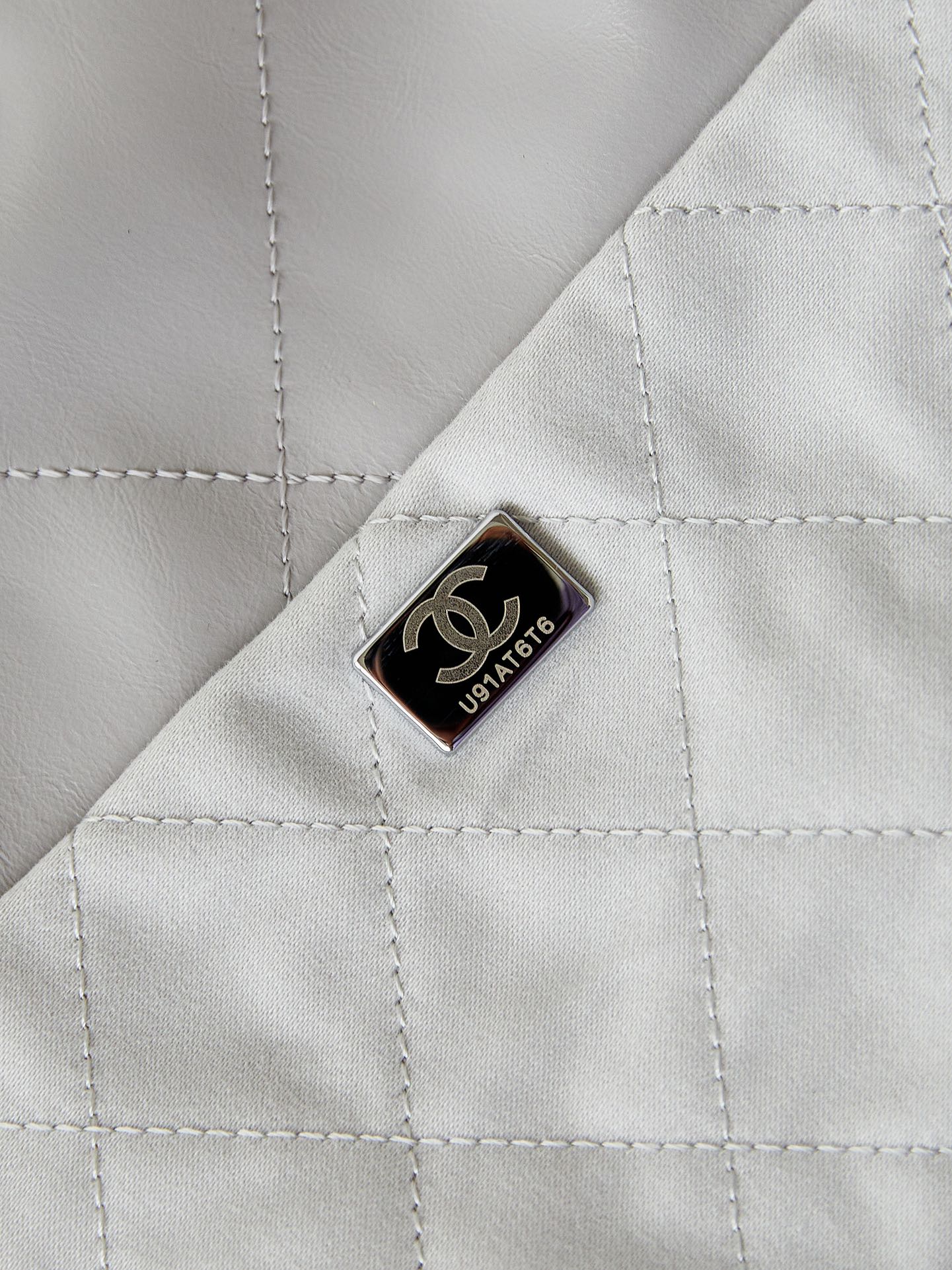 CC 22 HOBO CUIR DE VEAU GRIS QUINCAILLERIE ARGENTÉE