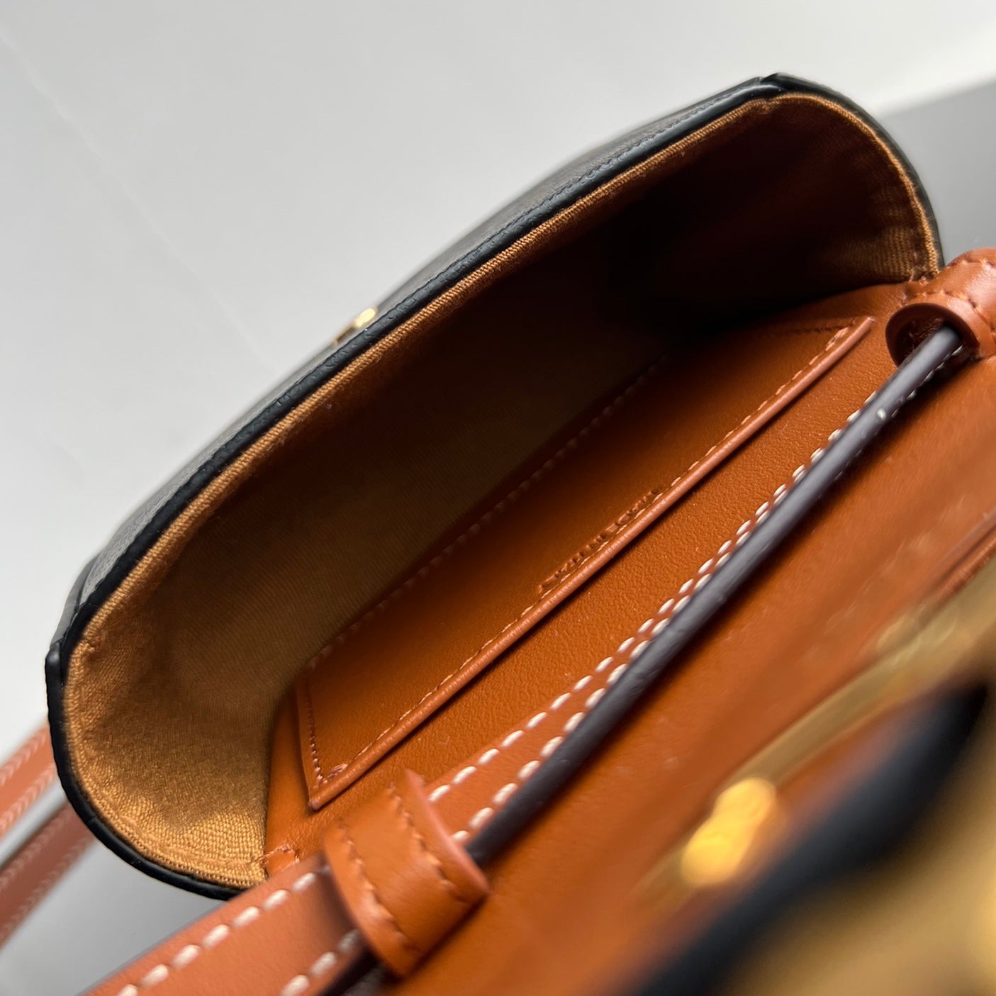 SAC À MAIN TRIOMPHE 11 EN CUIR DE VEAU BRILLANT À MOTIF NOIR