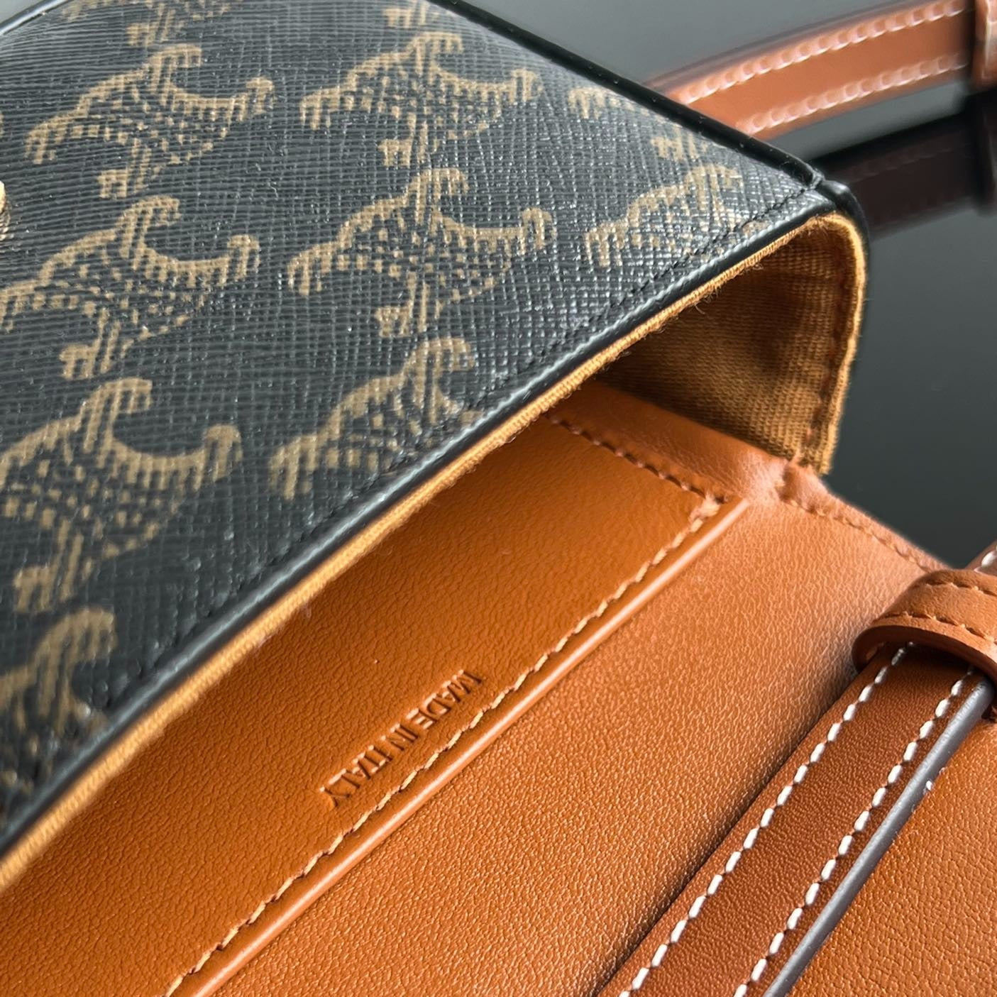 SAC À MAIN TRIOMPHE 11 EN CUIR DE VEAU BRILLANT À MOTIF NOIR