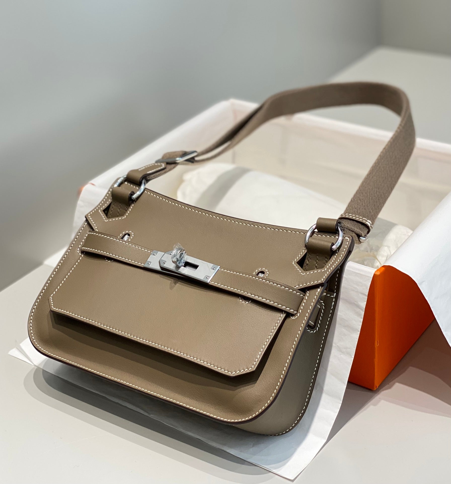 SAC BANDOULIÈRE KELLY 23CM JYPSIERE EN CUIR MARRON SHW
