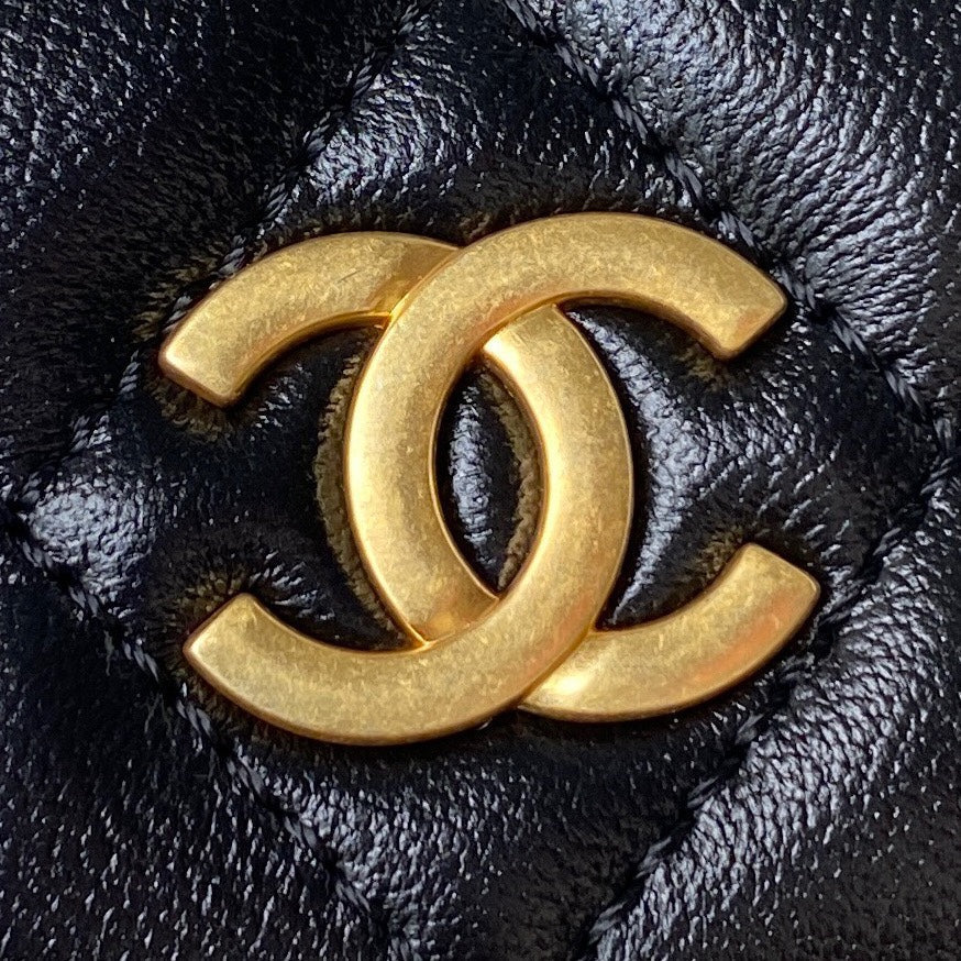 MINI SAC À RABAT 13 EN CUIR D'AGNEAU NOIR AVEC POIGNÉE DORÉE