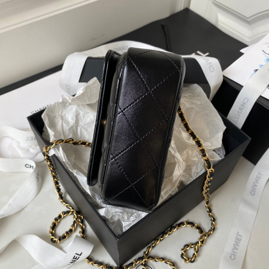 MINI SAC À RABAT 13 EN CUIR D'AGNEAU NOIR AVEC POIGNÉE DORÉE