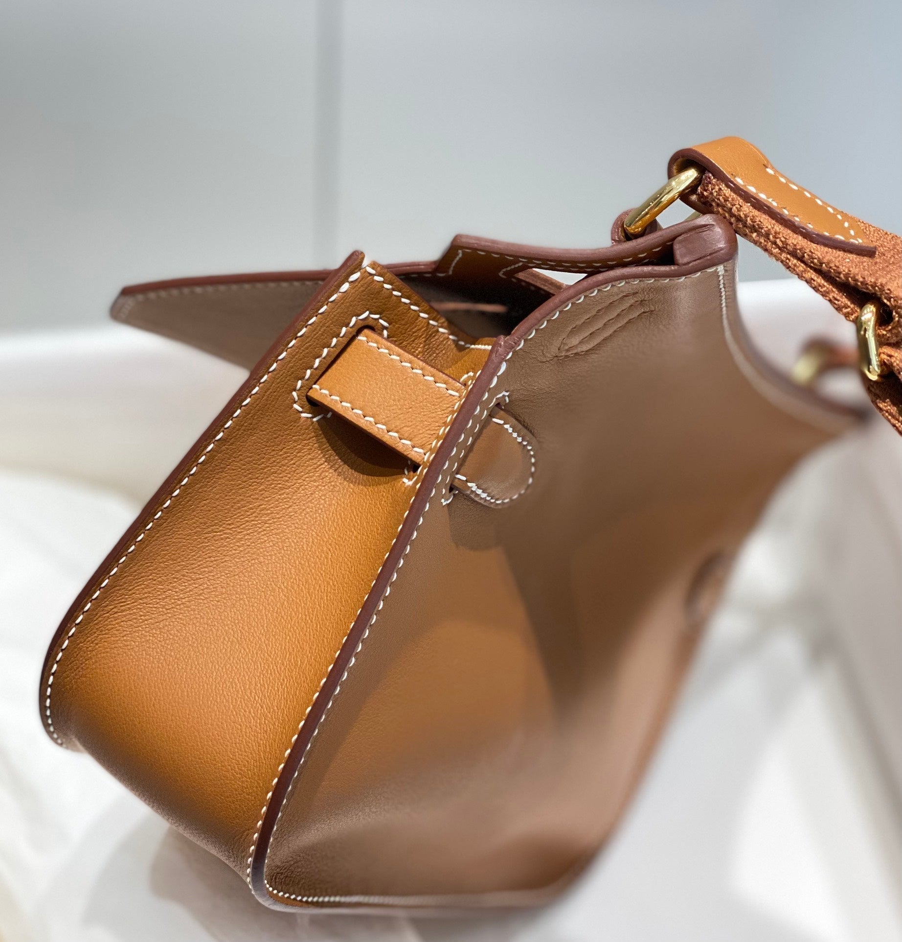 SAC BANDOULIÈRE EN CUIR TAN KELLY 23CM JYPSIERE GHW
