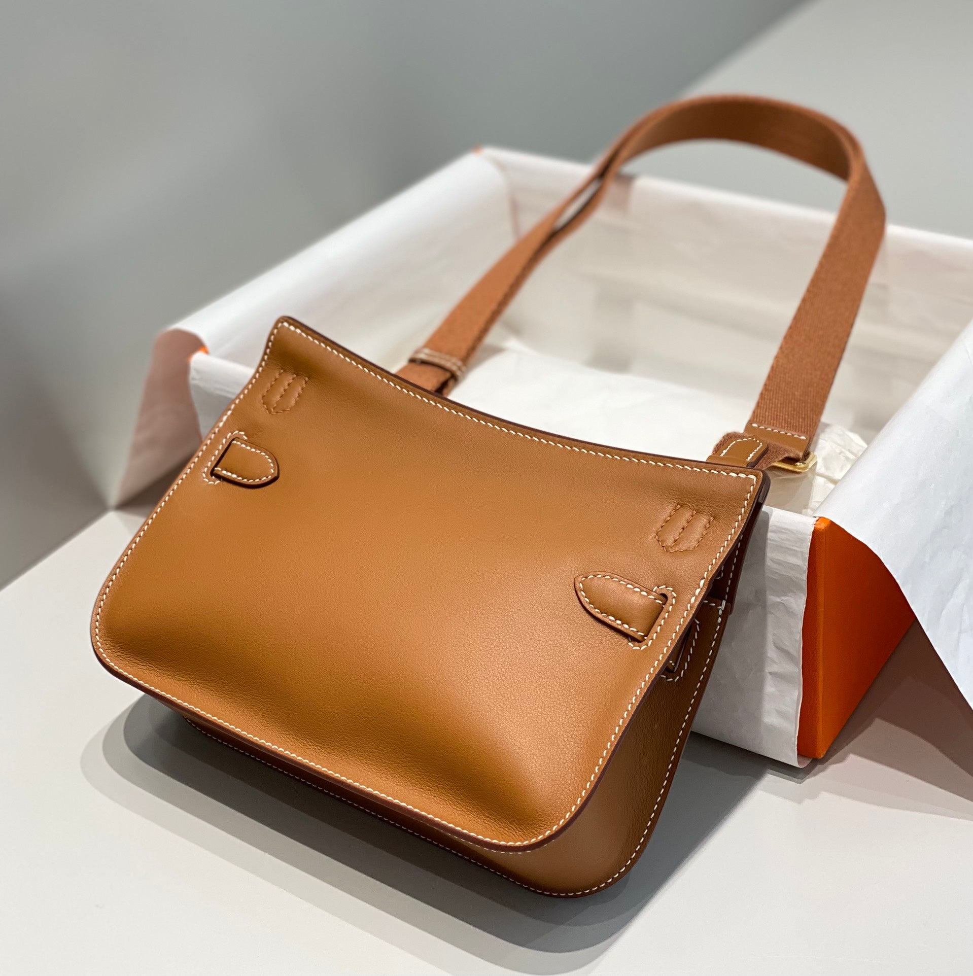 SAC BANDOULIÈRE EN CUIR TAN KELLY 23CM JYPSIERE GHW