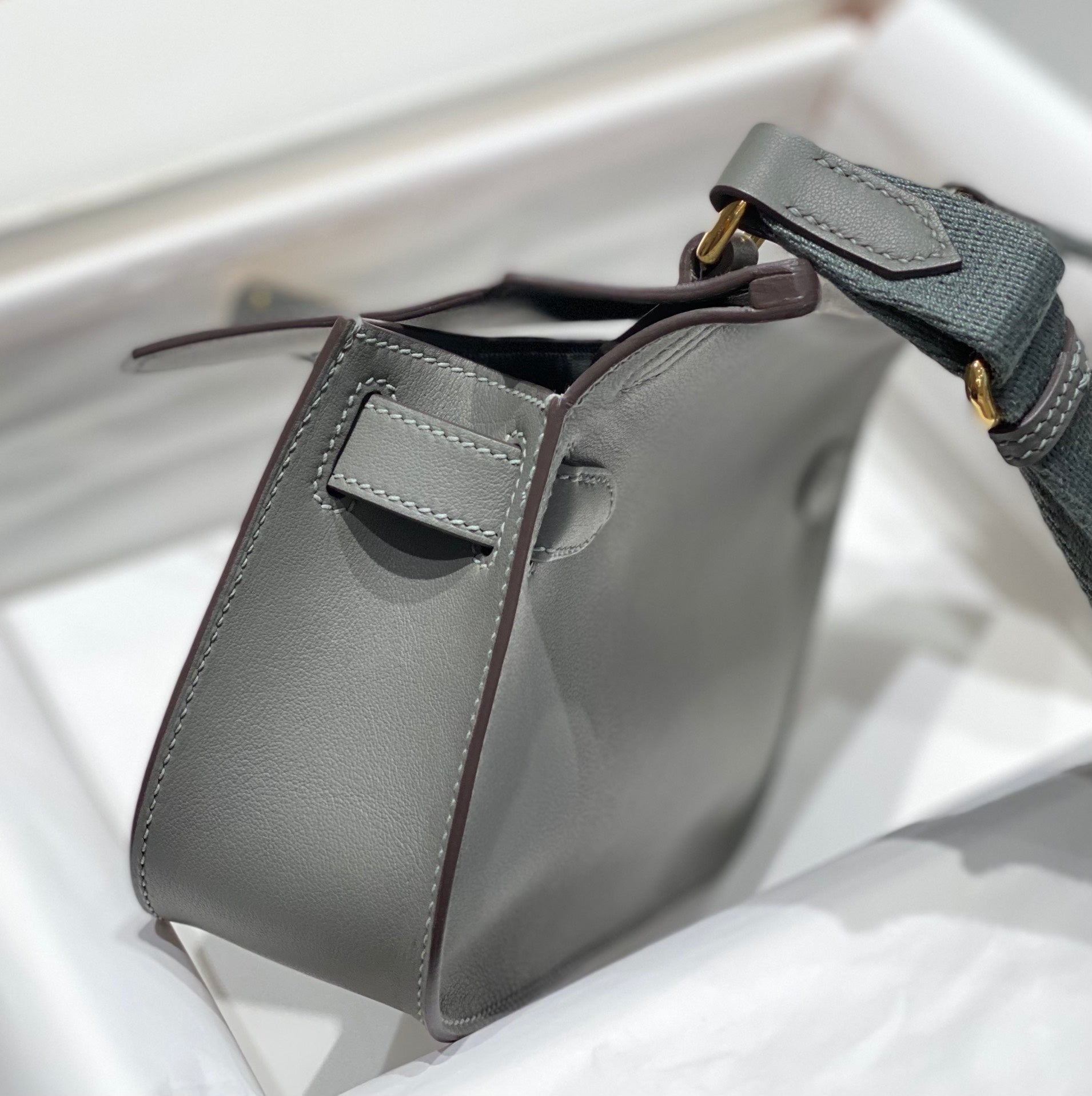 SAC BANDOULIÈRE KELLY 23 CM JYPSIERE EN CUIR GRIS GHW