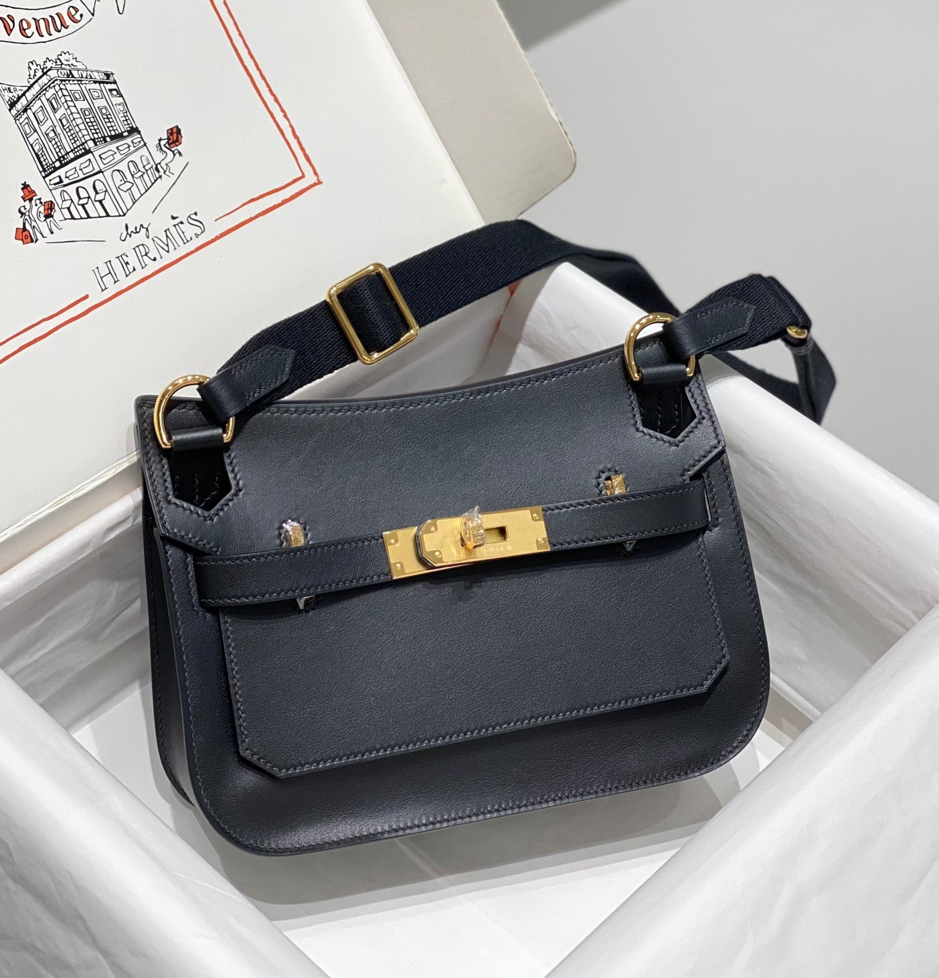 SAC BANDOULIÈRE KELLY 23 CM JYPSIERE EN CUIR NOIR GHW