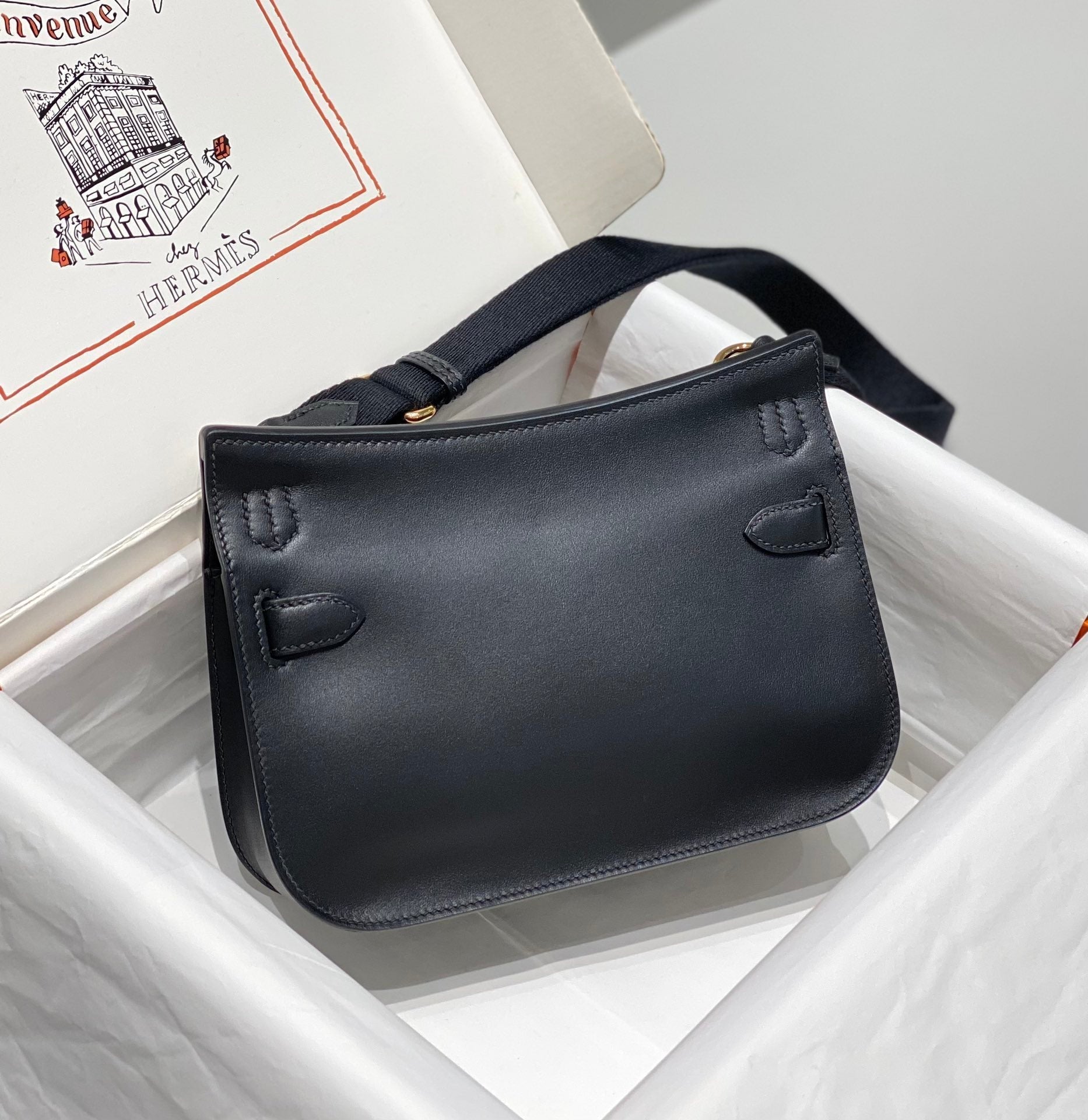 SAC BANDOULIÈRE KELLY 23 CM JYPSIERE EN CUIR NOIR GHW