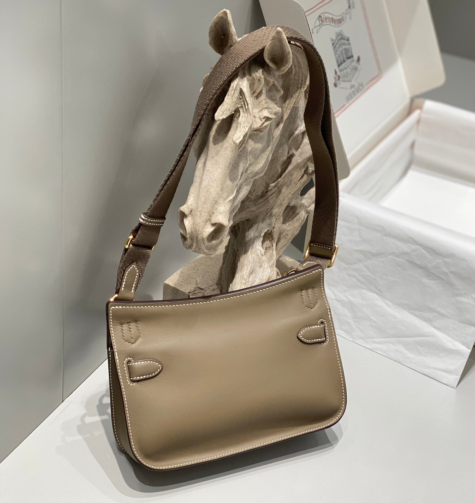 SAC BANDOULIÈRE KELLY 23 CM JYPSIERE EN CUIR MARRON GHW