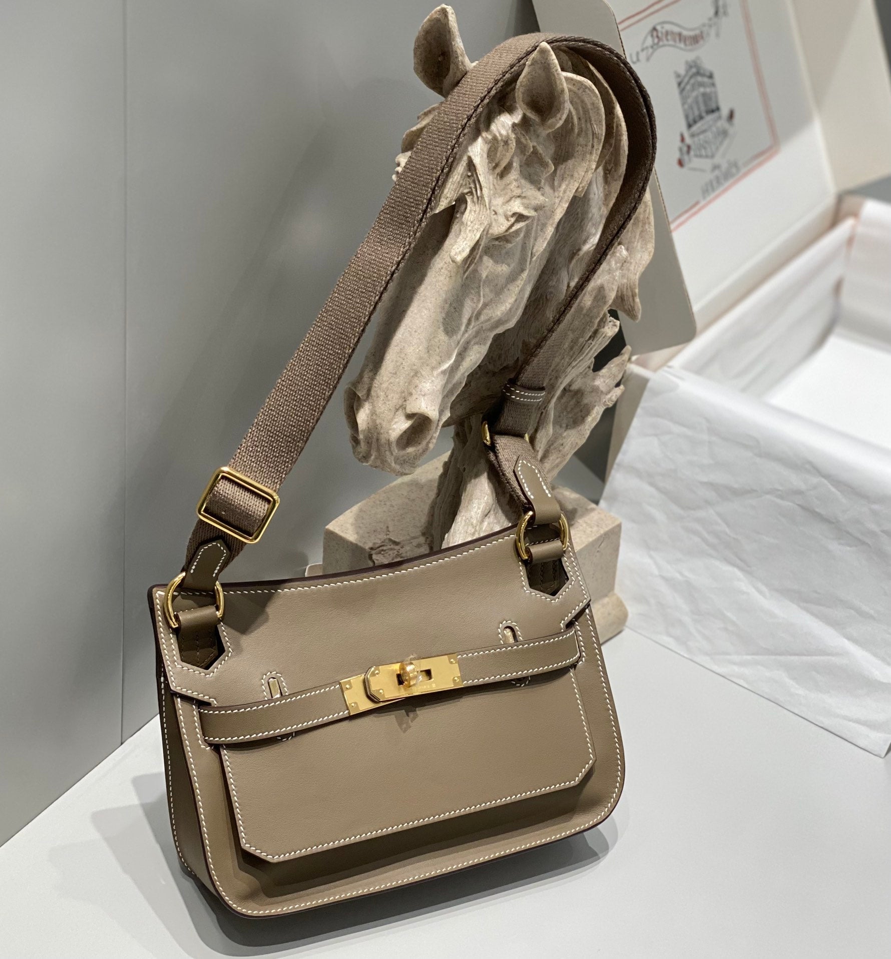 SAC BANDOULIÈRE KELLY 23 CM JYPSIERE EN CUIR MARRON GHW