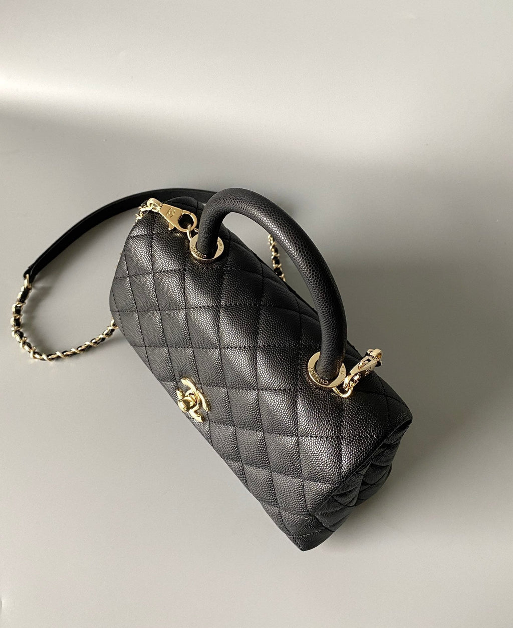 SAC À RABAT AVEC POIGNÉE EN COCO 23 CM NOIR MATELASSÉ CAVIAR QUINCAILLERIE OR CLAIR