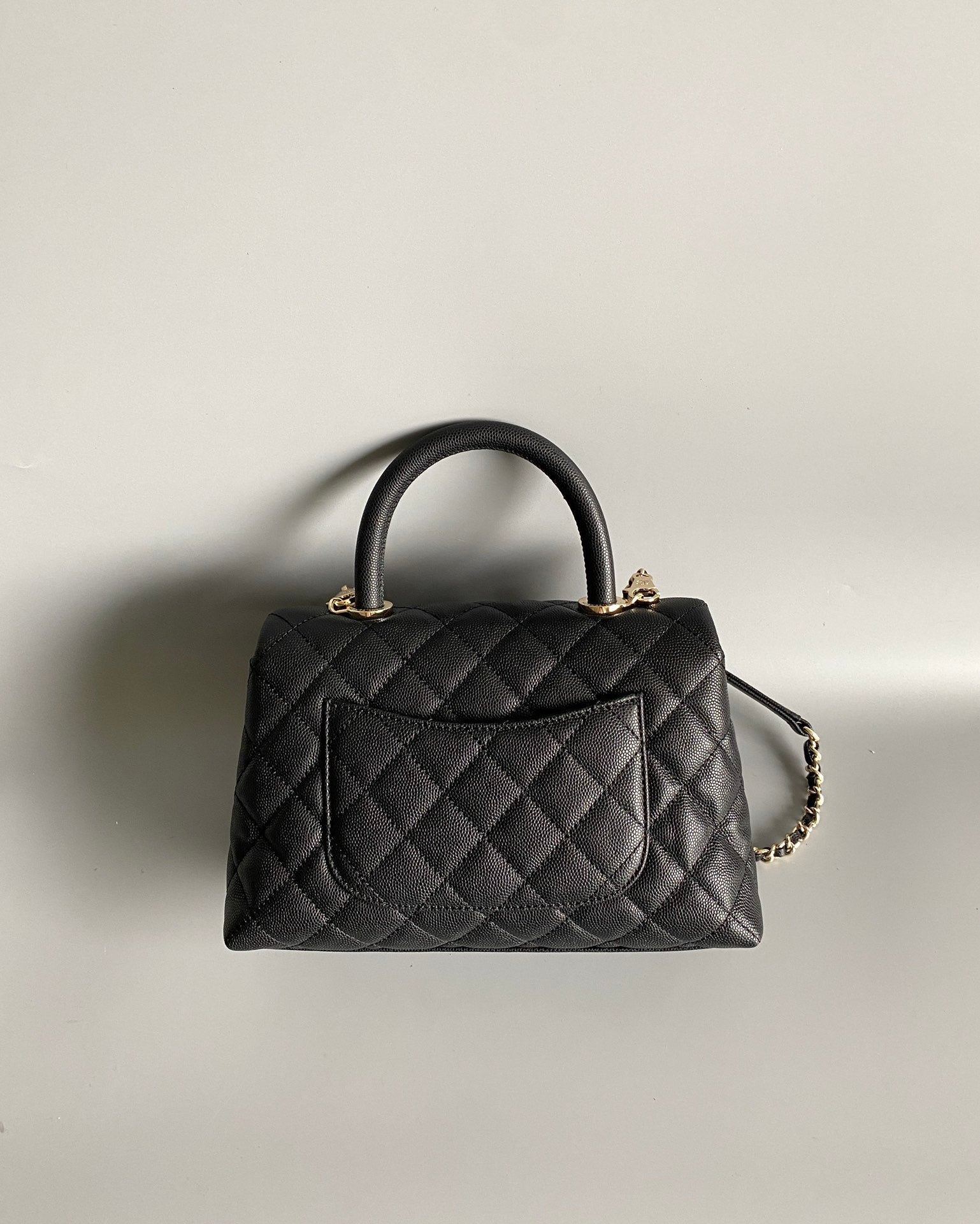 SAC À RABAT AVEC POIGNÉE EN COCO 23 CM NOIR MATELASSÉ CAVIAR QUINCAILLERIE OR CLAIR