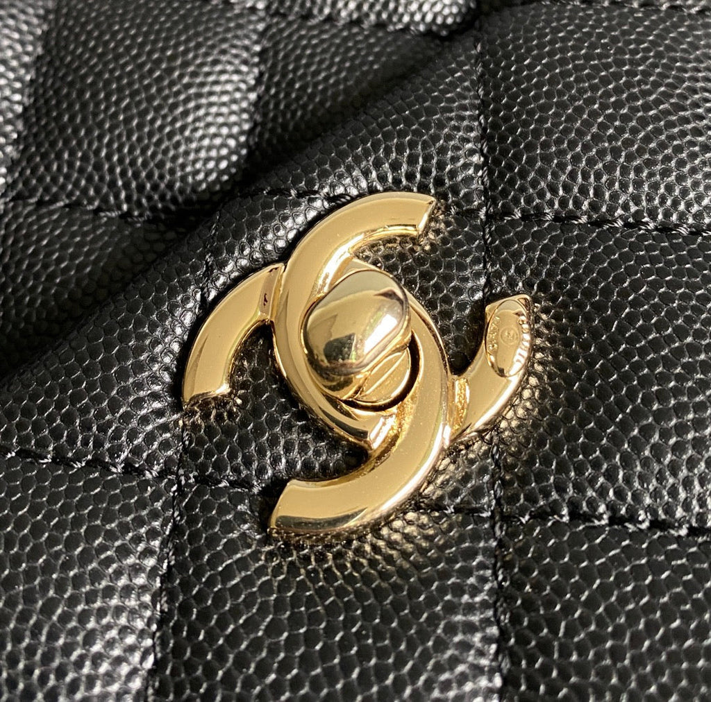 SAC À RABAT AVEC POIGNÉE EN COCO 23 CM NOIR MATELASSÉ CAVIAR QUINCAILLERIE OR CLAIR