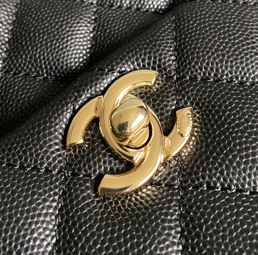 SAC À RABAT AVEC POIGNÉE EN COCO 23 CM NOIR MATELASSÉ CAVIAR QUINCAILLERIE OR CLAIR