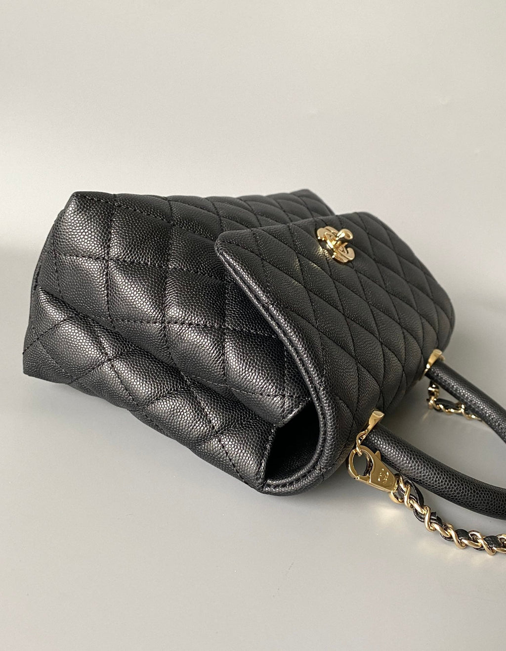 SAC À RABAT AVEC POIGNÉE EN COCO 23 CM NOIR MATELASSÉ CAVIAR QUINCAILLERIE OR CLAIR