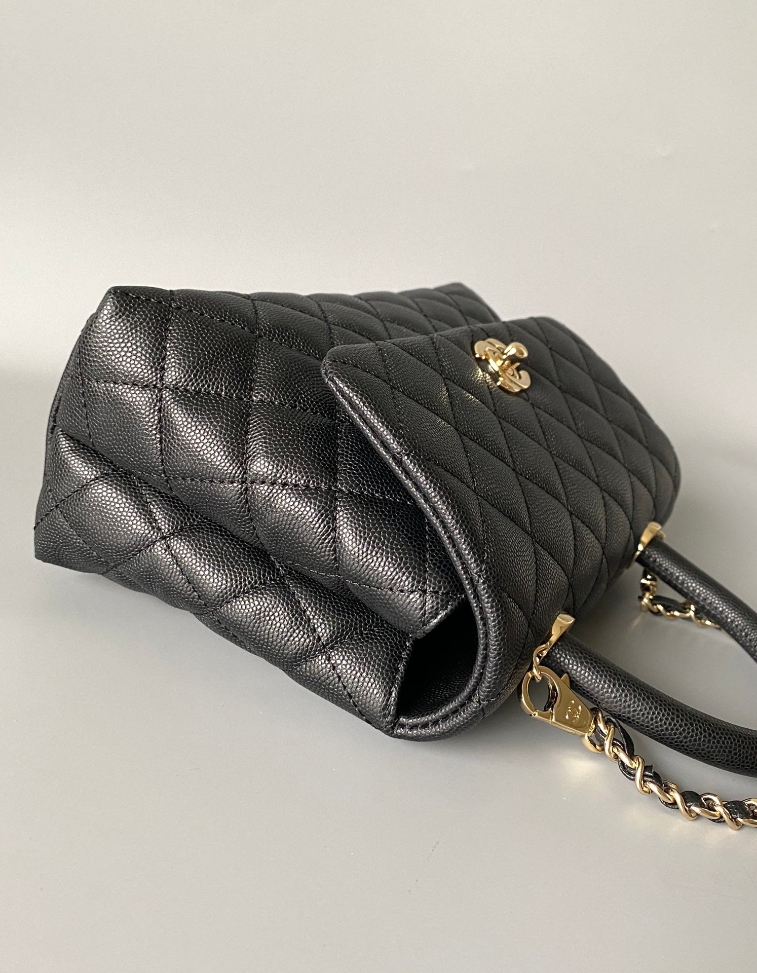 SAC À RABAT AVEC POIGNÉE EN COCO 23 CM NOIR MATELASSÉ CAVIAR QUINCAILLERIE OR CLAIR