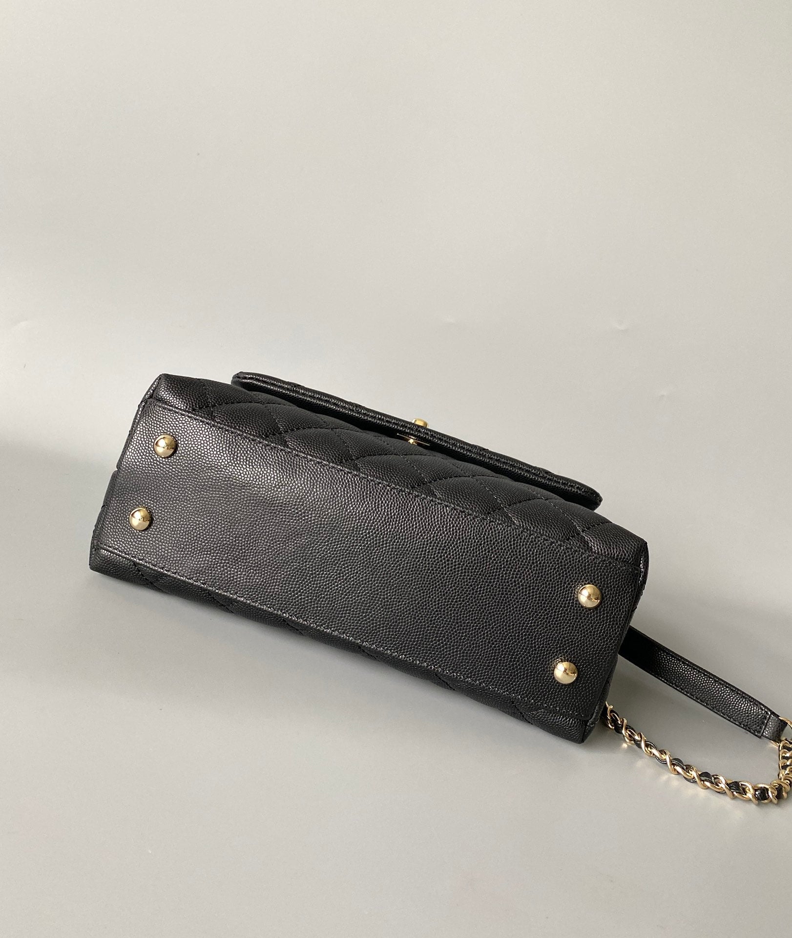 SAC À RABAT AVEC POIGNÉE EN COCO 23 CM NOIR MATELASSÉ CAVIAR QUINCAILLERIE OR CLAIR