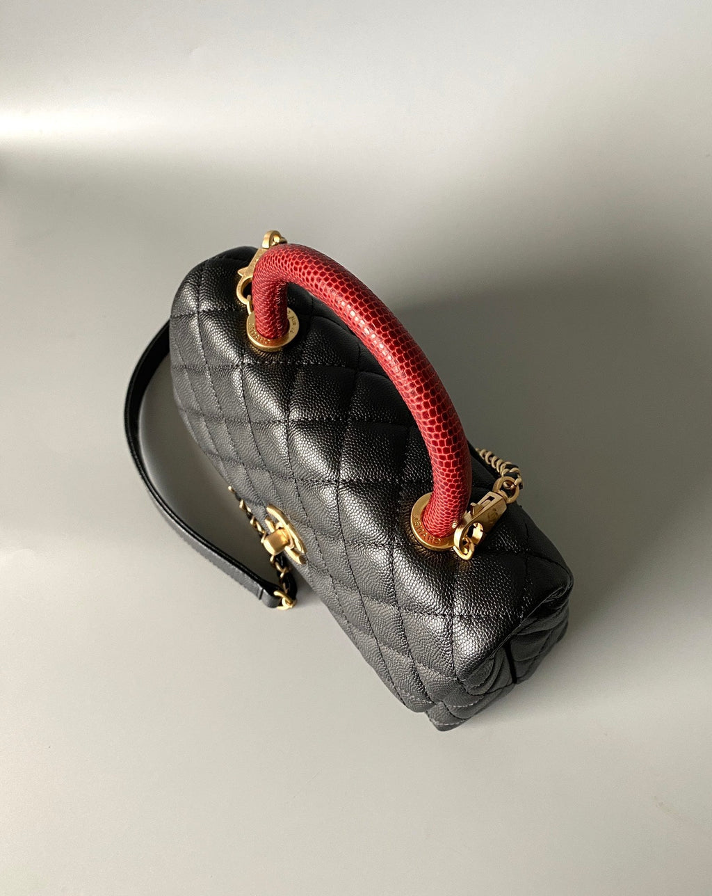 SAC À RABAT AVEC POIGNÉE EN COCO 23 CM NOIR MATELASSÉ CAVIAR AVEC POIGNÉE SUPÉRIEURE ROUGE