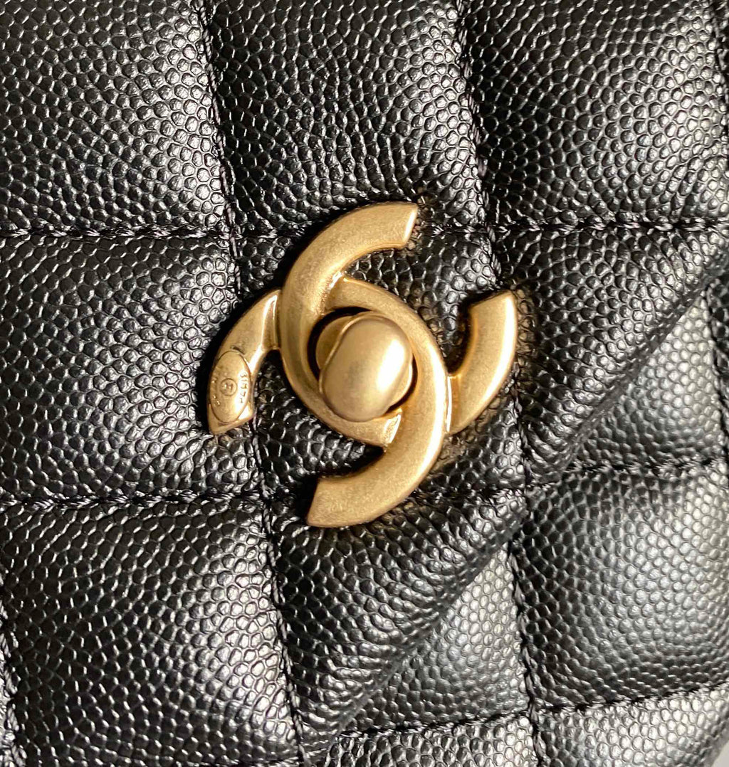 SAC À RABAT AVEC POIGNÉE EN COCO 23 CM NOIR MATELASSÉ CAVIAR AVEC POIGNÉE SUPÉRIEURE ROUGE
