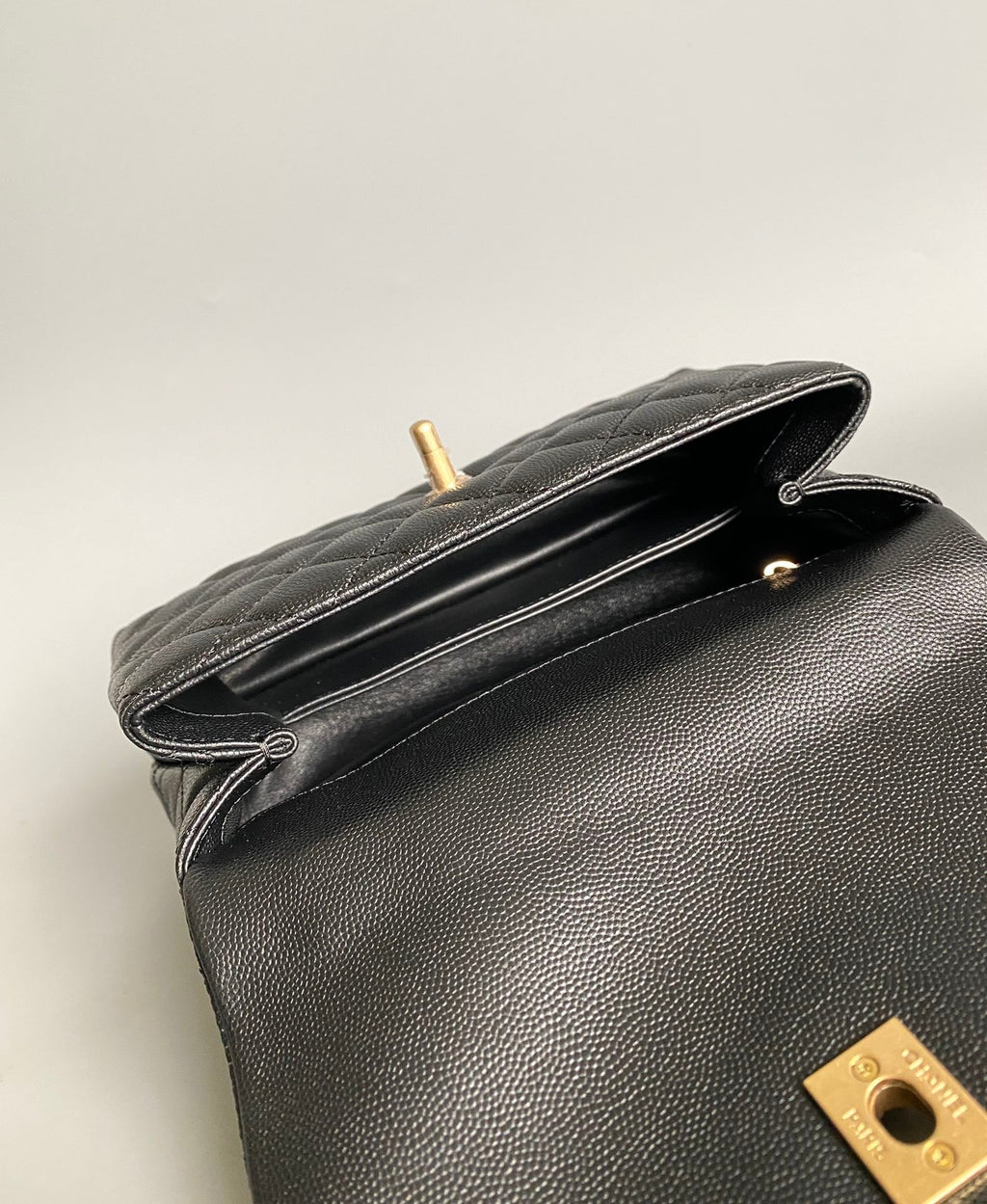 SAC À RABAT AVEC POIGNÉE EN COCO 23 CM NOIR MATELASSÉ CAVIAR AVEC POIGNÉE SUPÉRIEURE ROUGE