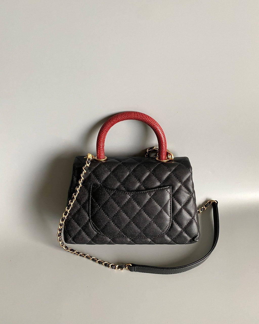 SAC À RABAT AVEC POIGNÉE EN COCO 23 CM NOIR MATELASSÉ CAVIAR AVEC POIGNÉE SUPÉRIEURE ROUGE