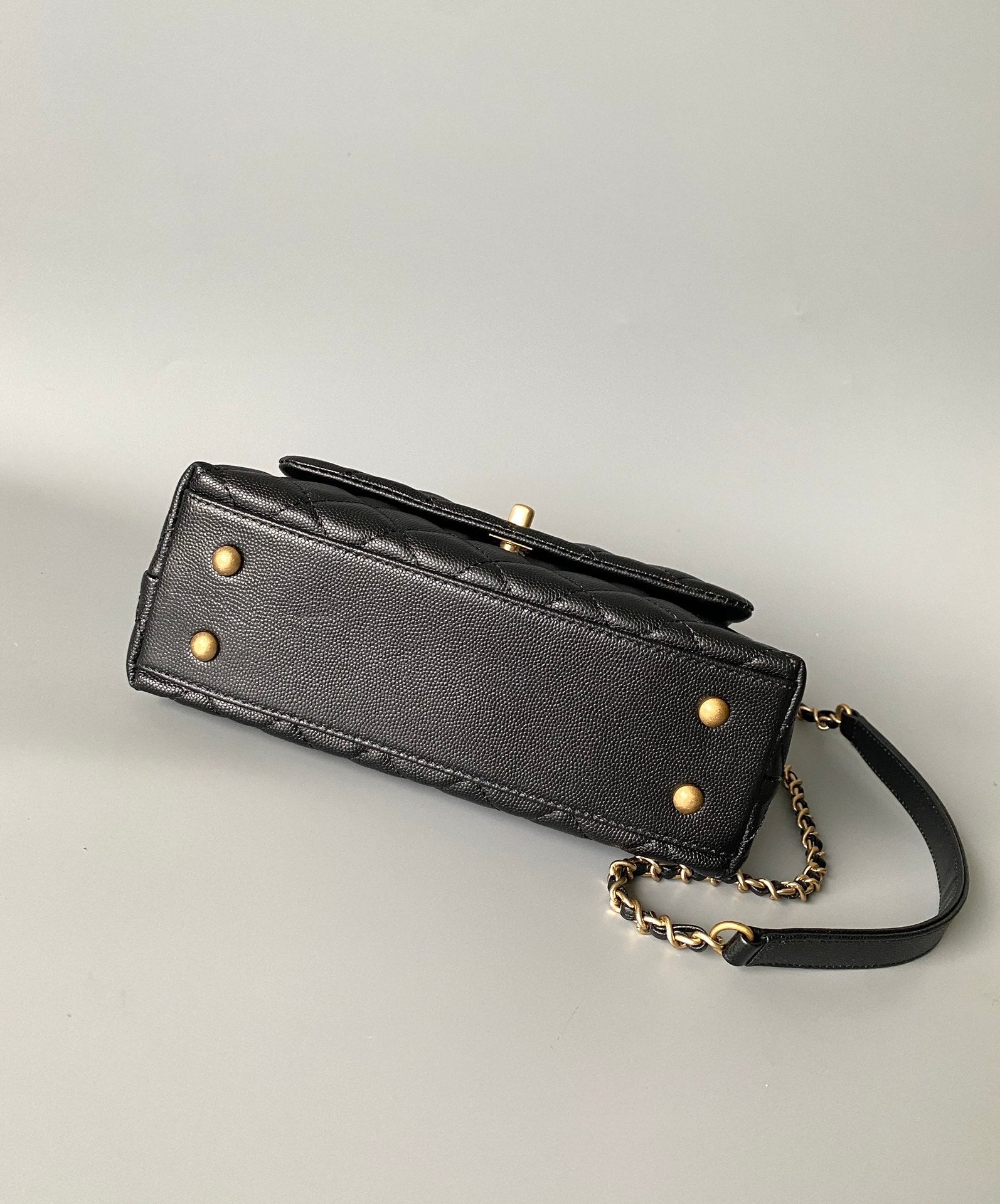 SAC À RABAT AVEC POIGNÉE EN COCO 23 CM NOIR MATELASSÉ CAVIAR AVEC POIGNÉE SUPÉRIEURE ROUGE