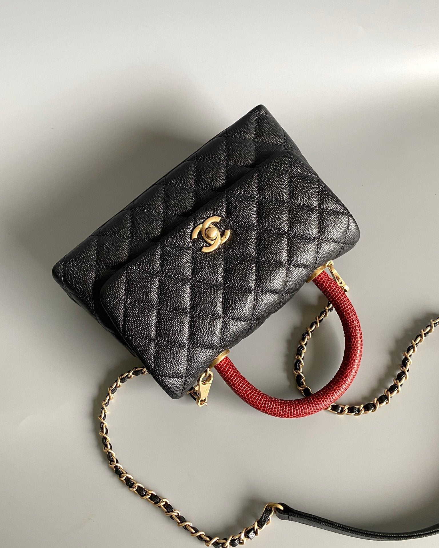 SAC À RABAT AVEC POIGNÉE EN COCO 23 CM NOIR MATELASSÉ CAVIAR AVEC POIGNÉE SUPÉRIEURE ROUGE