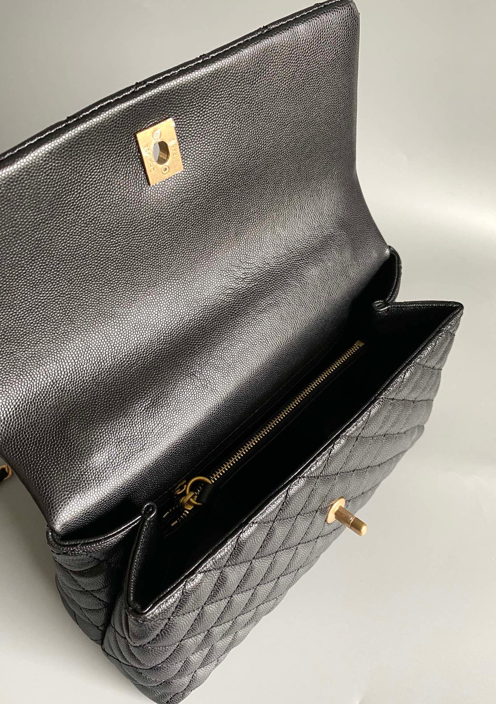 GRAND SAC À RABAT AVEC POIGNÉE EN COCO 28 CM NOIR MATELASSÉ CAVIAR QUINCAILLERIE DORÉ