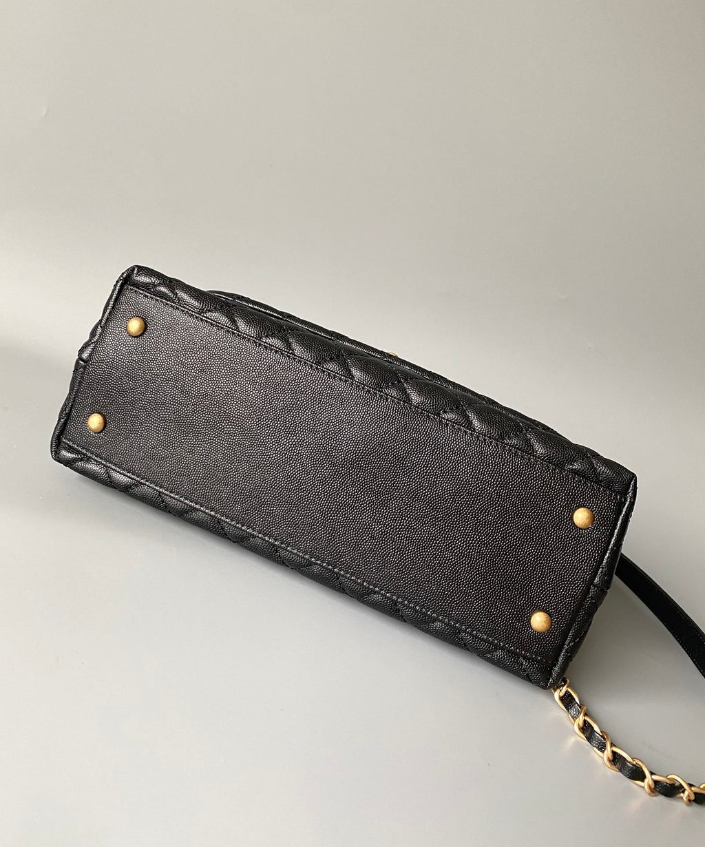 GRAND SAC À RABAT AVEC POIGNÉE EN COCO 28 CM NOIR MATELASSÉ CAVIAR QUINCAILLERIE DORÉ
