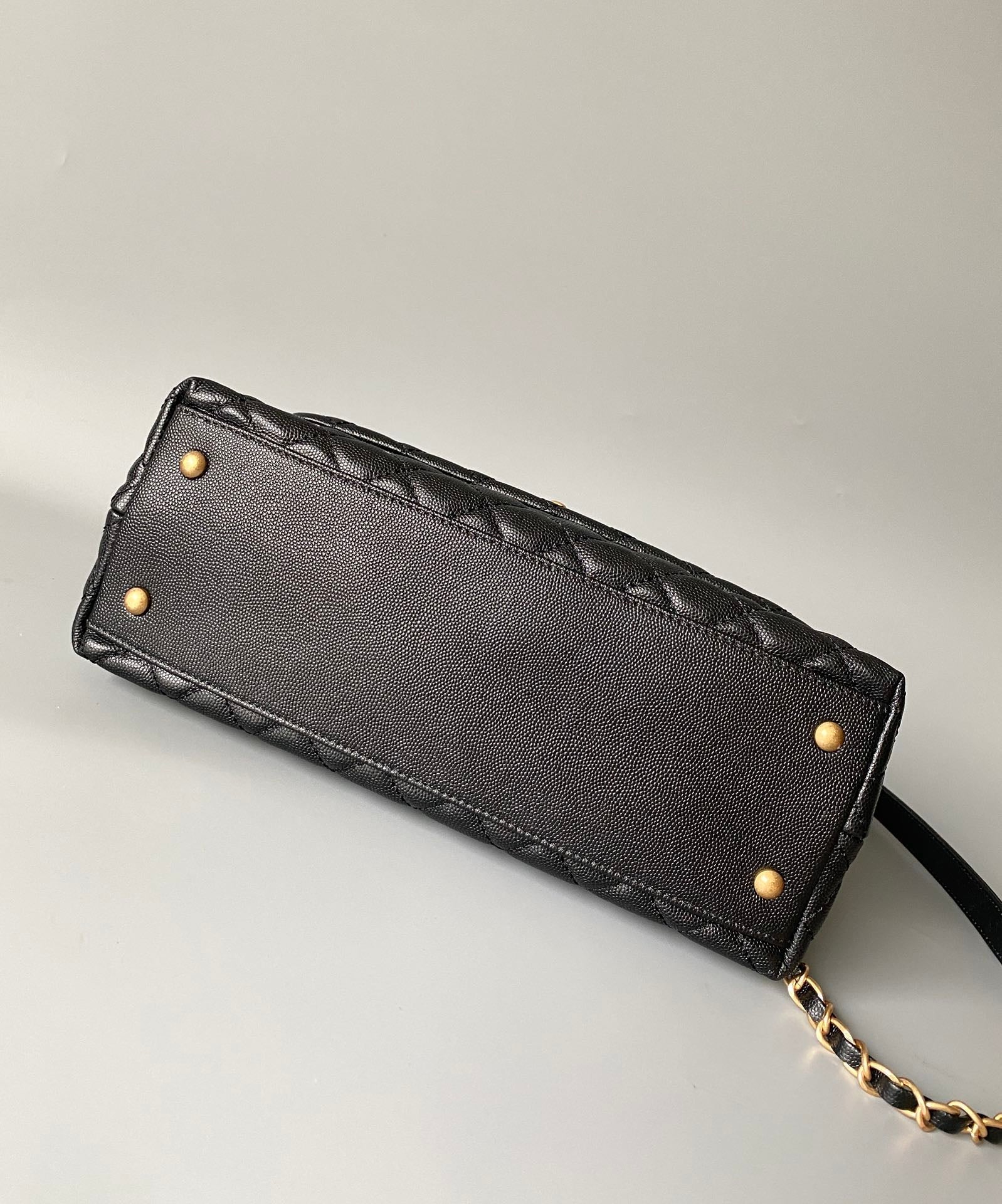 GRAND SAC À RABAT AVEC POIGNÉE EN COCO 28 CM NOIR MATELASSÉ CAVIAR QUINCAILLERIE DORÉ