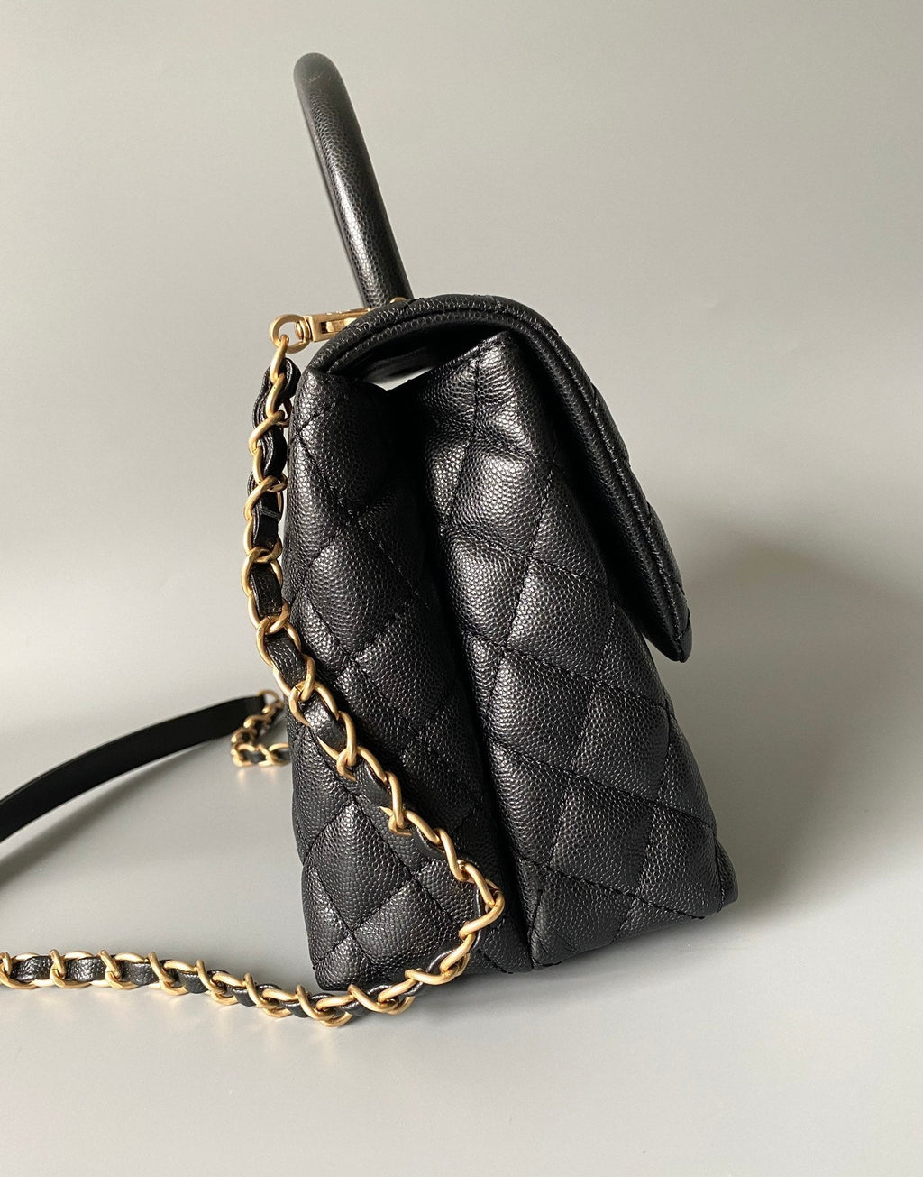 GRAND SAC À RABAT AVEC POIGNÉE EN COCO 28 CM NOIR MATELASSÉ CAVIAR QUINCAILLERIE DORÉ