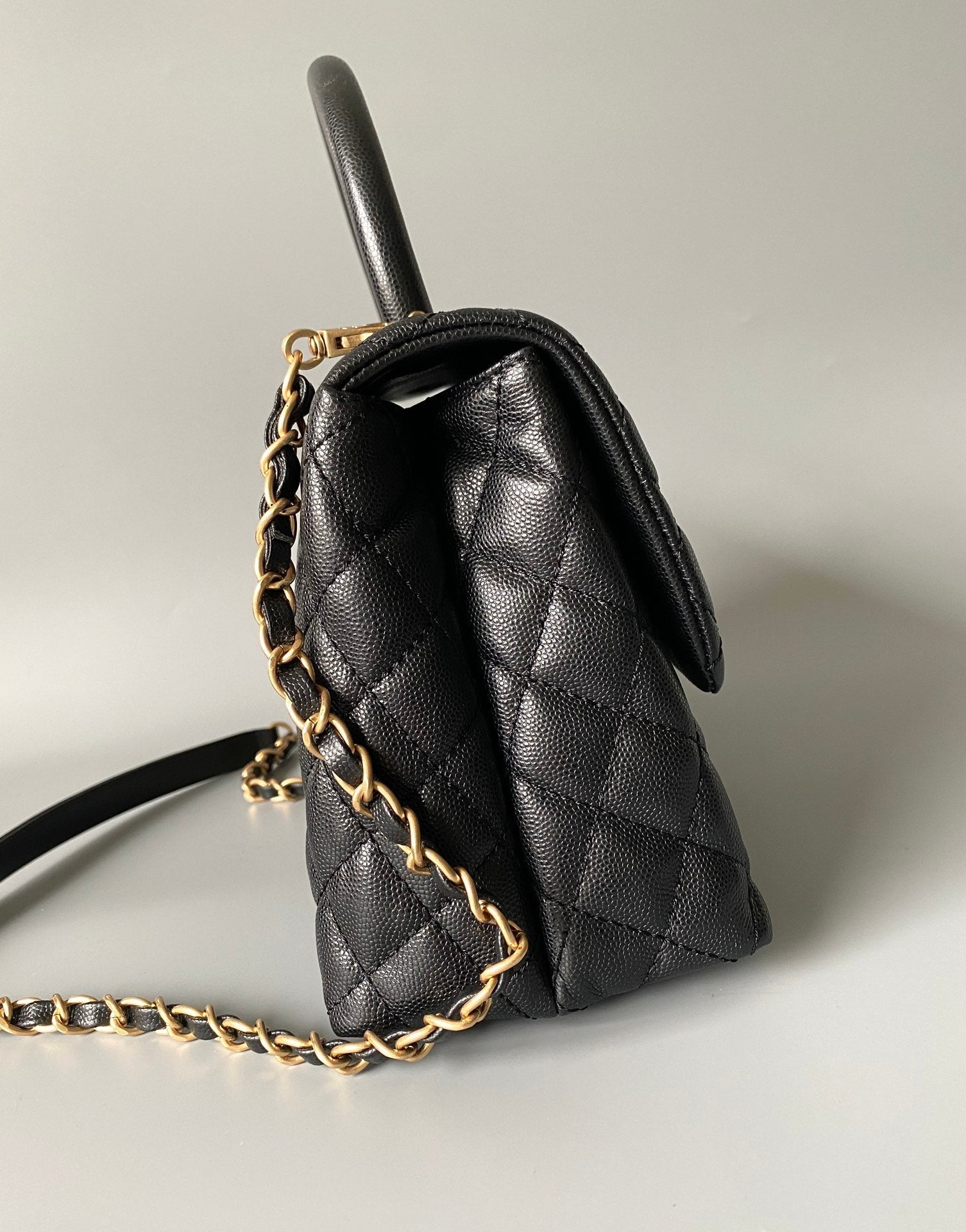 GRAND SAC À RABAT AVEC POIGNÉE EN COCO 28 CM NOIR MATELASSÉ CAVIAR QUINCAILLERIE DORÉ