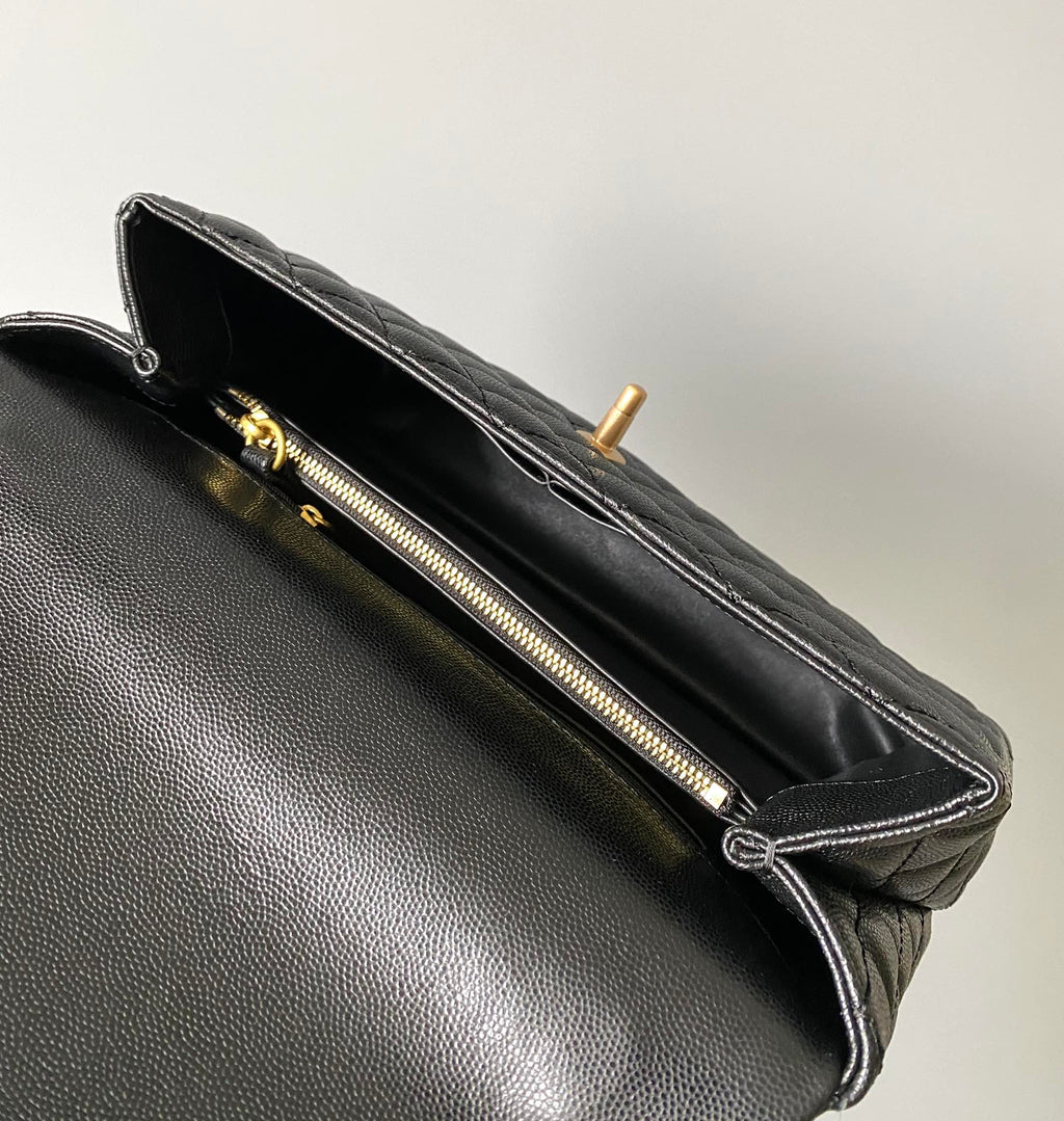 GRAND SAC À RABAT AVEC POIGNÉE EN COCO 28 CM NOIR MATELASSÉ CAVIAR QUINCAILLERIE DORÉ